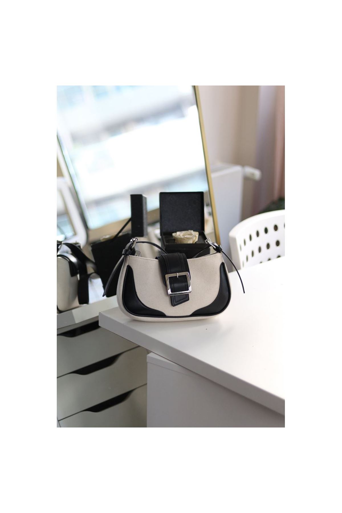 Kadın Siyah Keten Silver Toka Detaylı Askılı Omuz Çantası