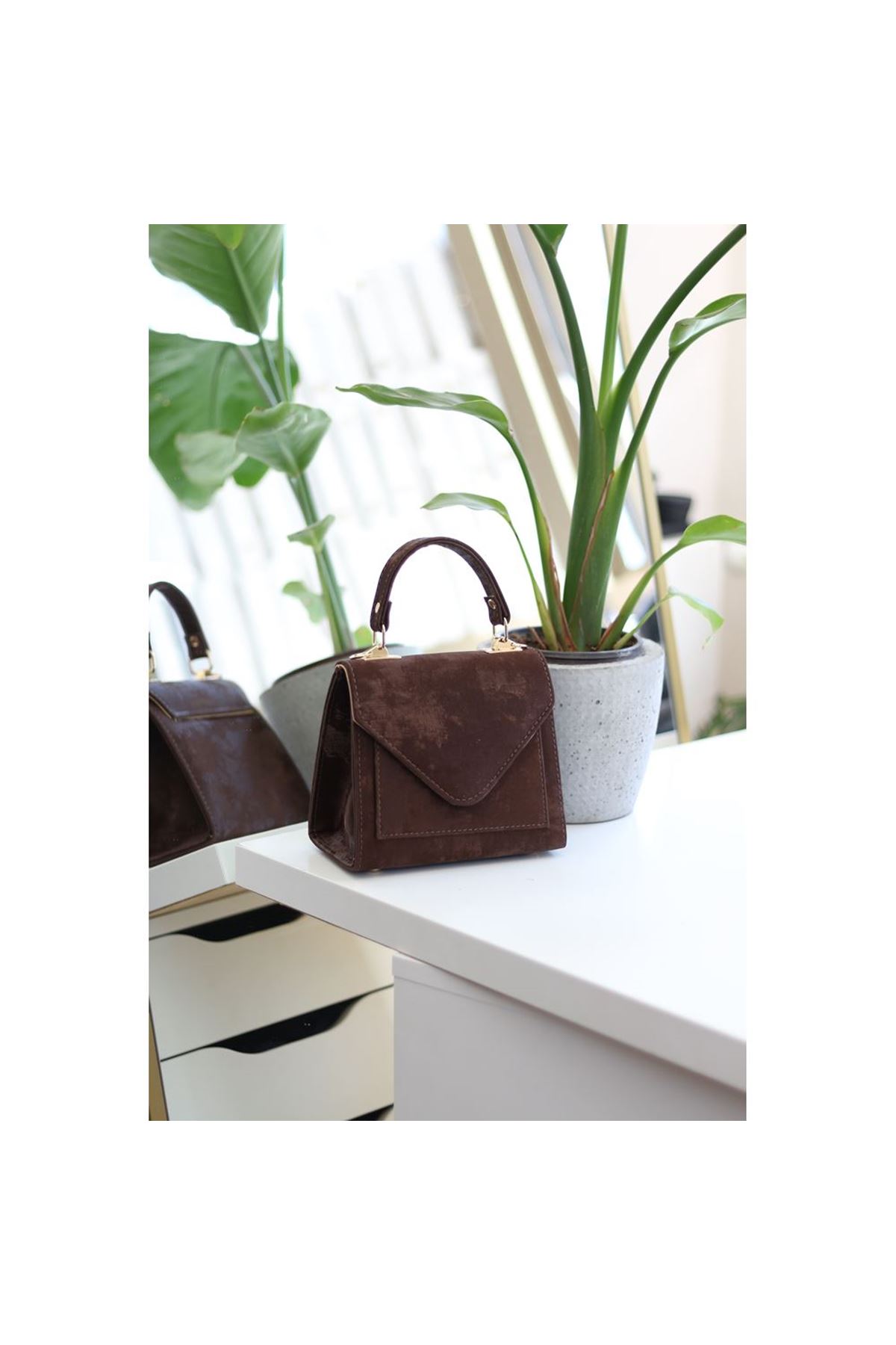 Kadın Acı Kahve Eskitme Doku Kapak Detaylı Askılı Omuz Çantası