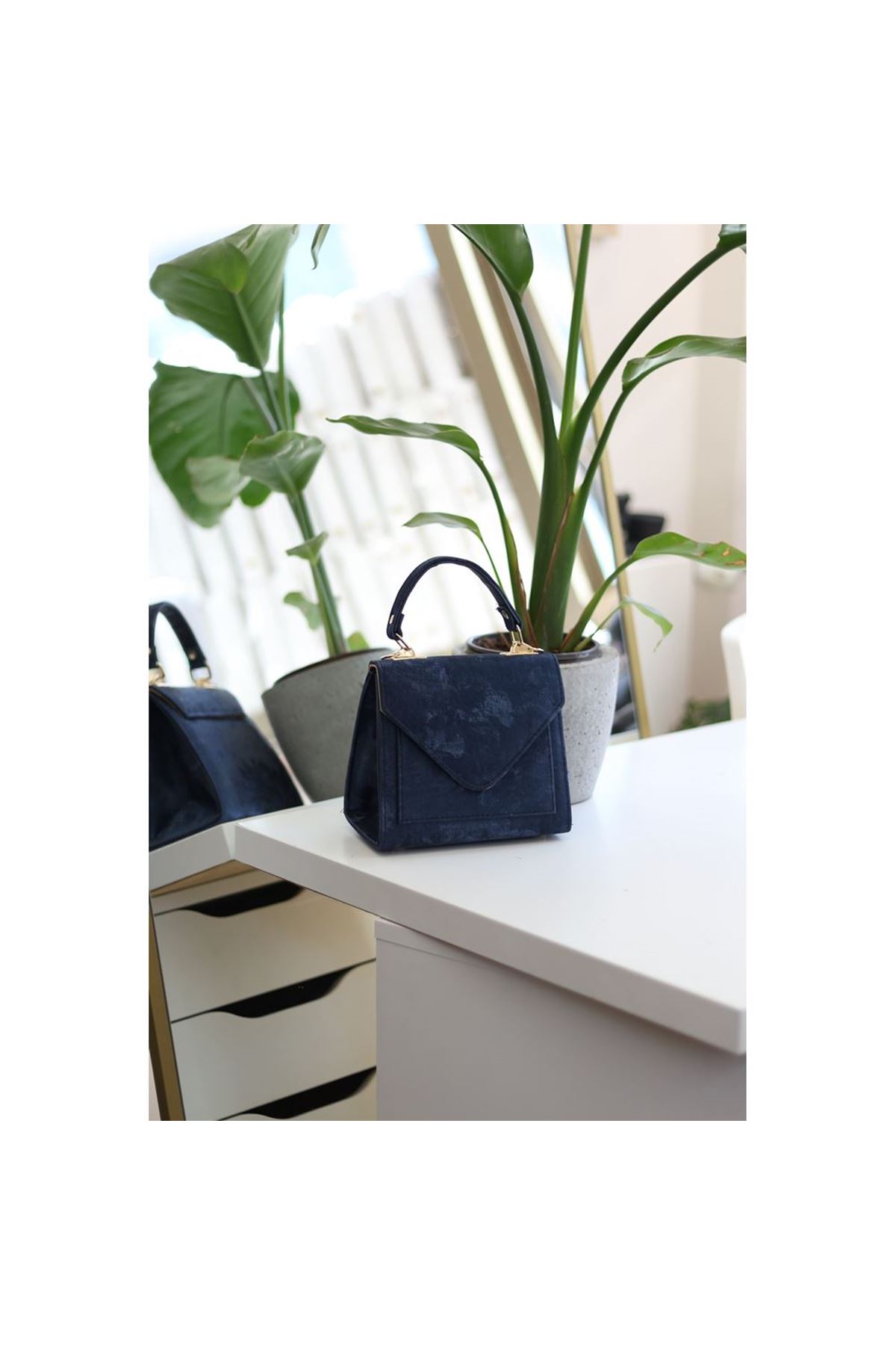 Kadın Lacivert Eskitme Doku Kapak Detaylı Askılı Omuz Çantası