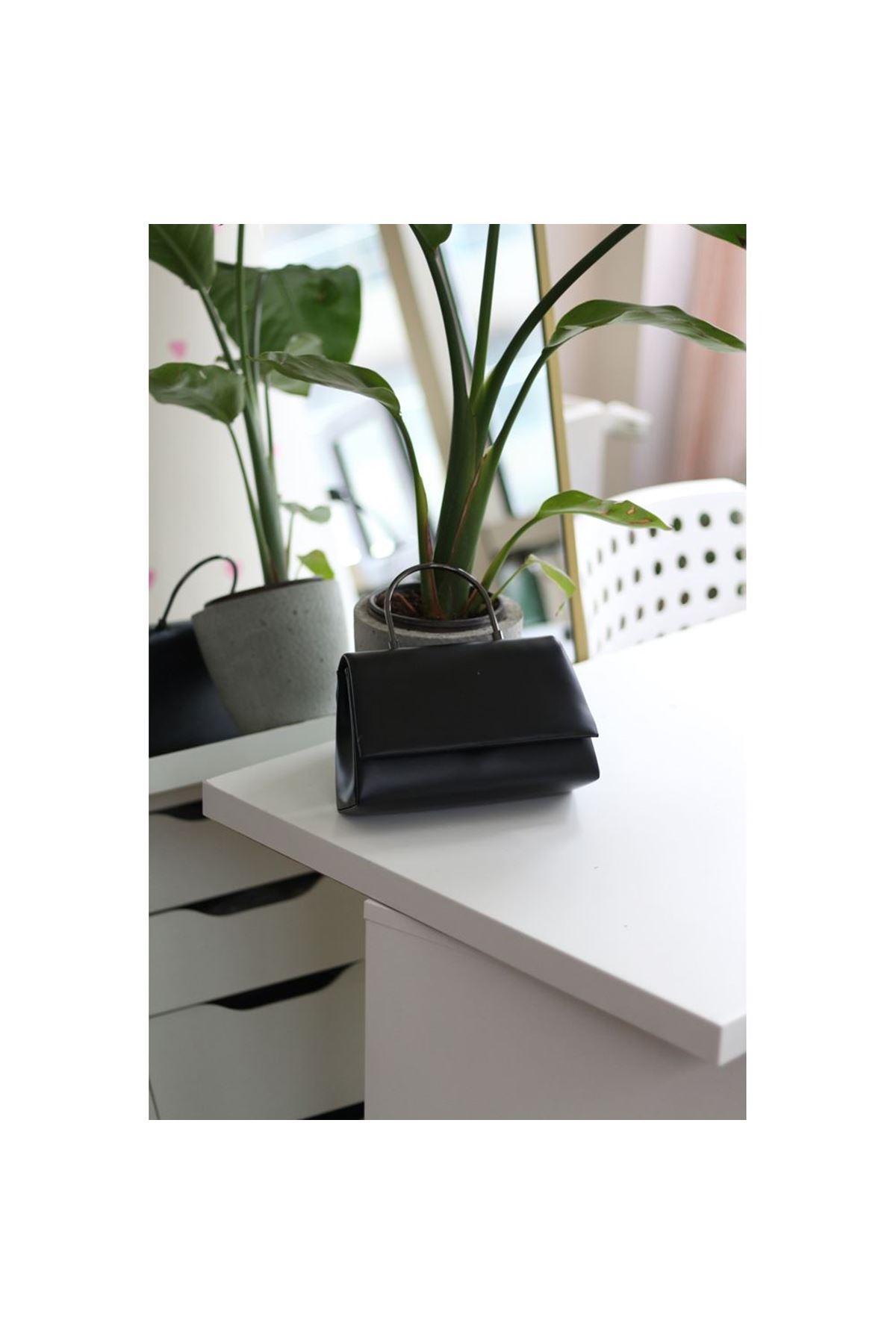 Kadın Siyah Mat Deri Metal Sap Detaylı El &amp;amp; Omuz Çantası