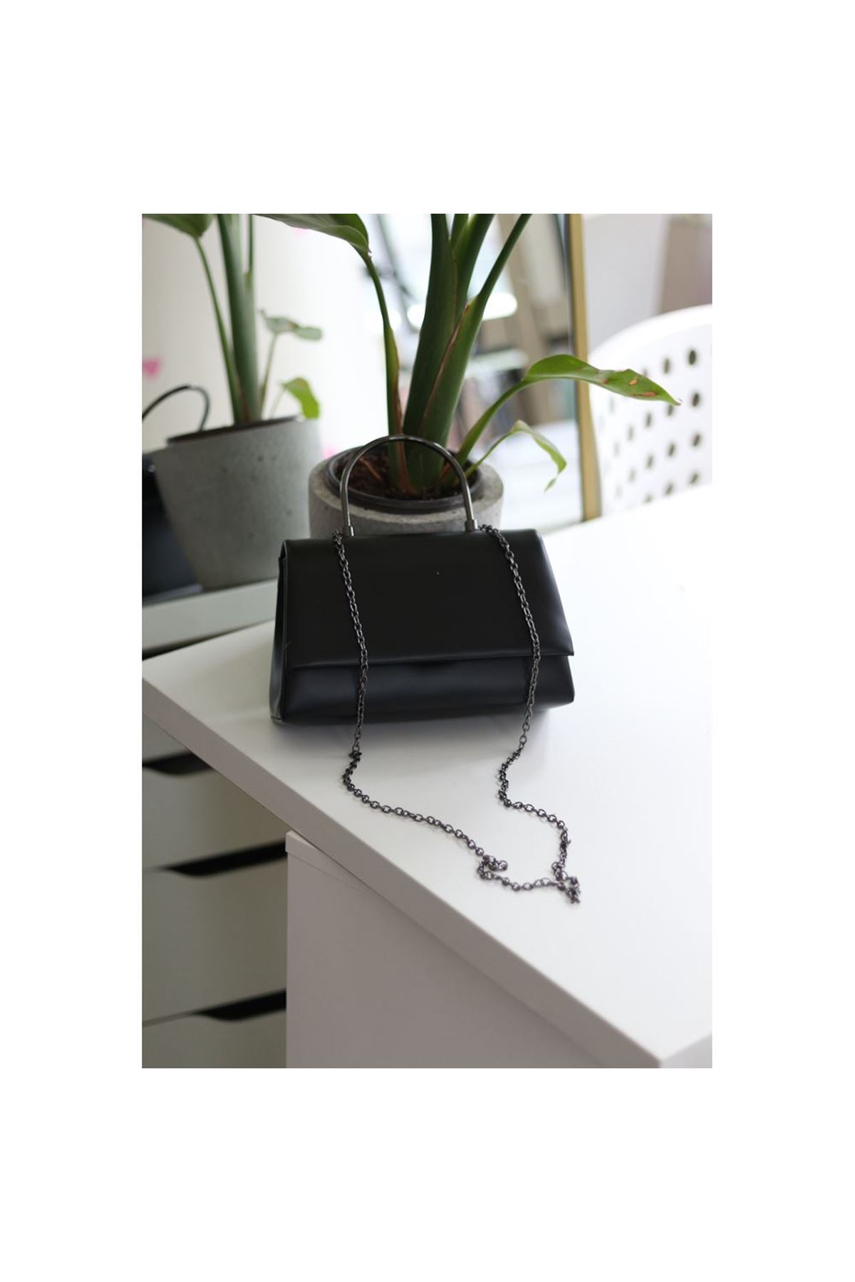 Kadın Siyah Mat Deri Metal Sap Detaylı El &amp;amp; Omuz Çantası