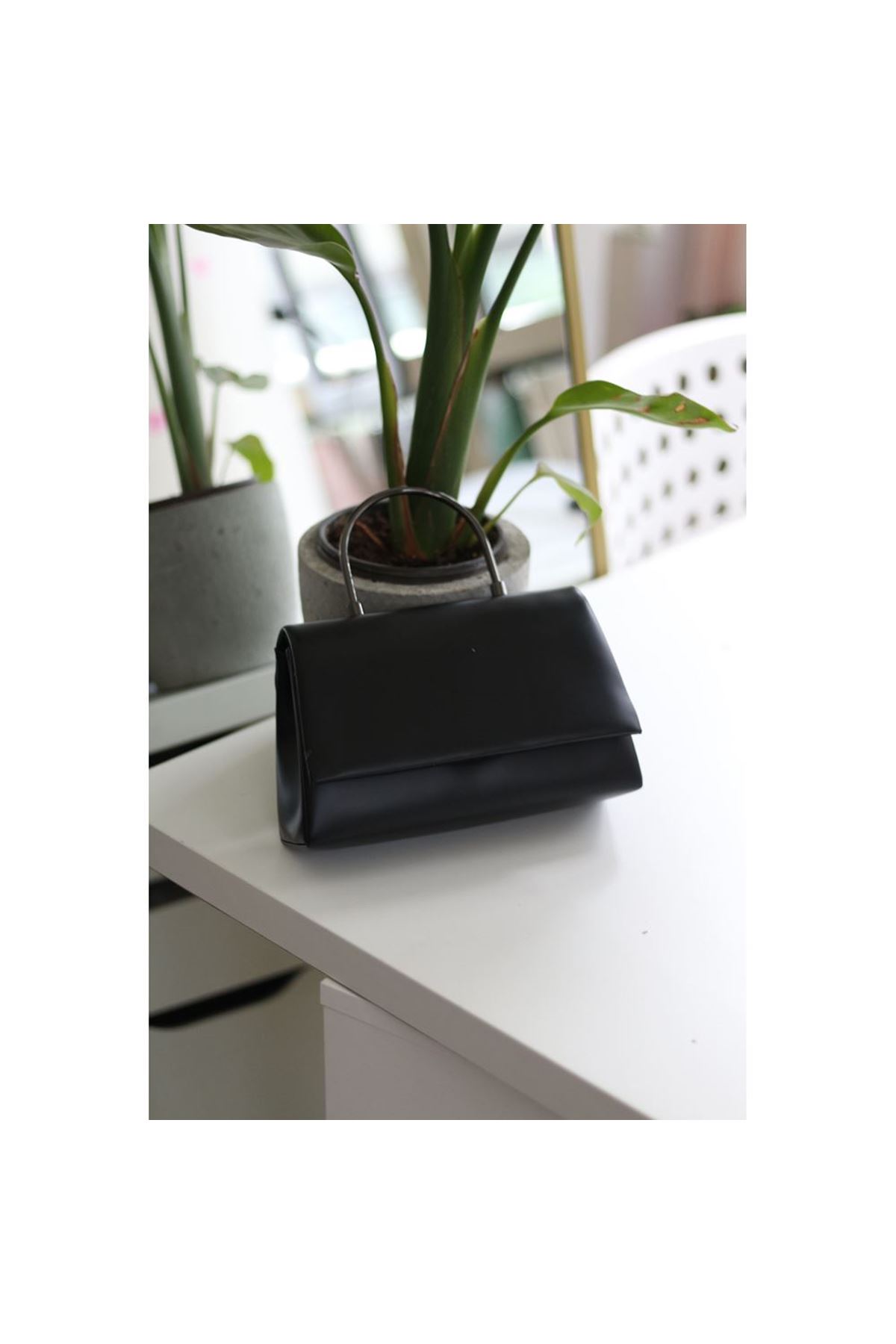 Kadın Siyah Mat Deri Metal Sap Detaylı El &amp;amp; Omuz Çantası