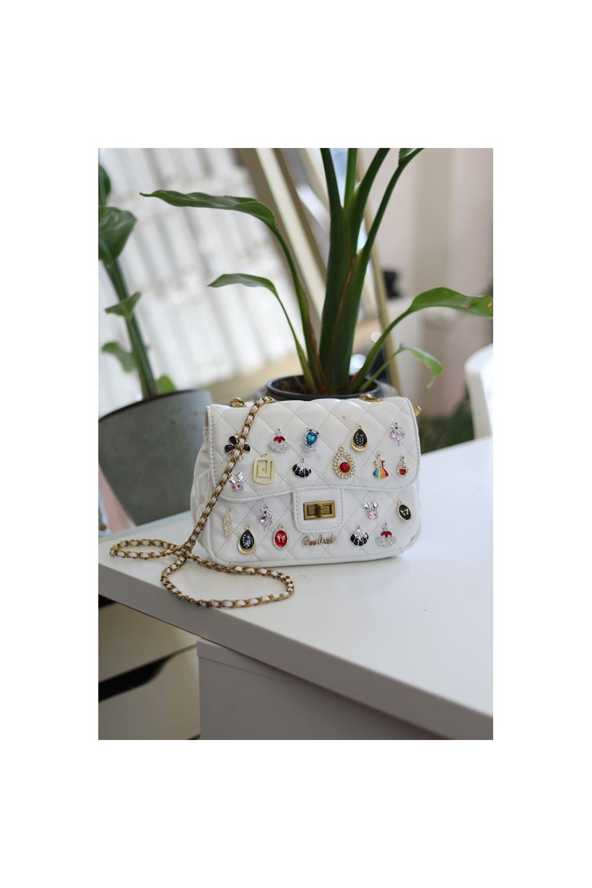 Kadın Beyaz Taş Aksesuar Detaylı Ayarlanabilir Askılı Omuz Çantası