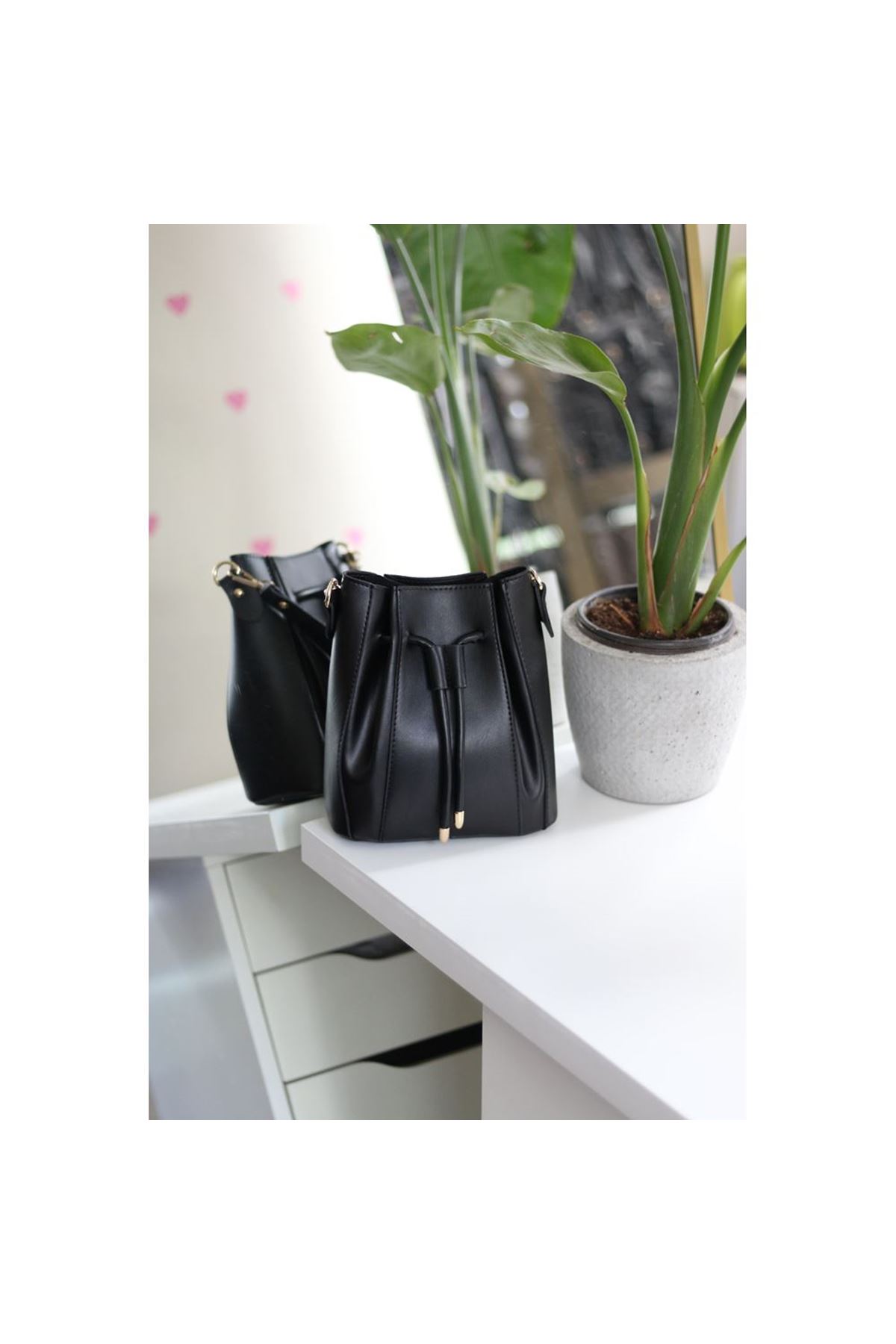 Kadın Siyah Ağzı Büzgü Detaylı Askılı El Omuz Çantası