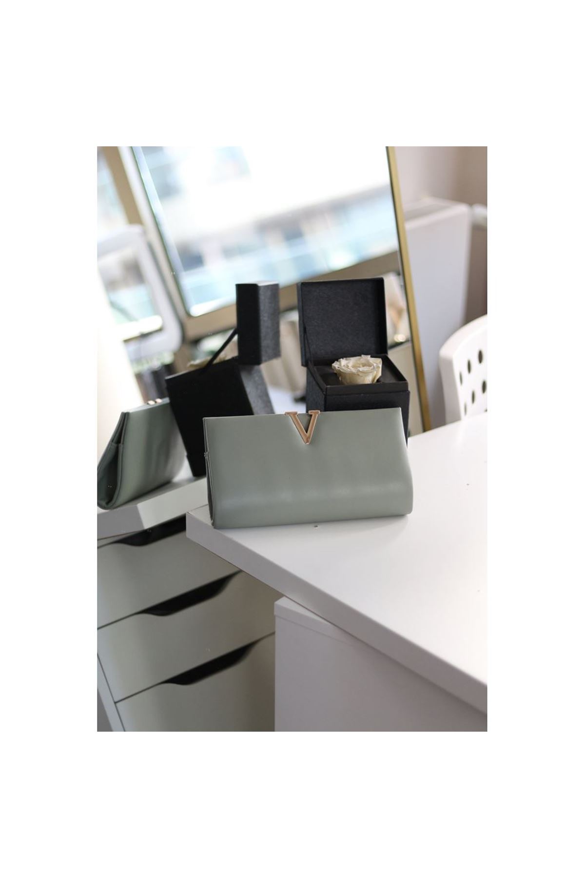 Kadın Mint Yeşili Gold Toka Detaylı Zincirli Abiye El Çantası