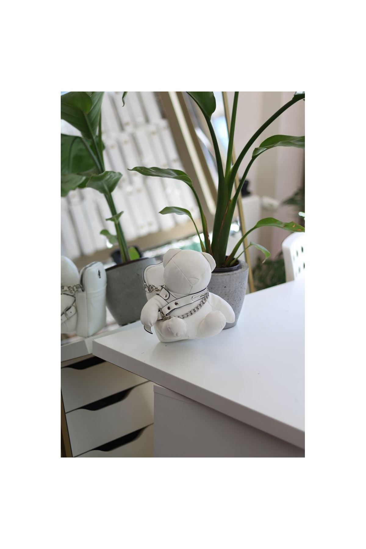 Kadın Beyaz Ayıcık Maskot Detaylı Kalın Zincir Askılı Telefon Çantası