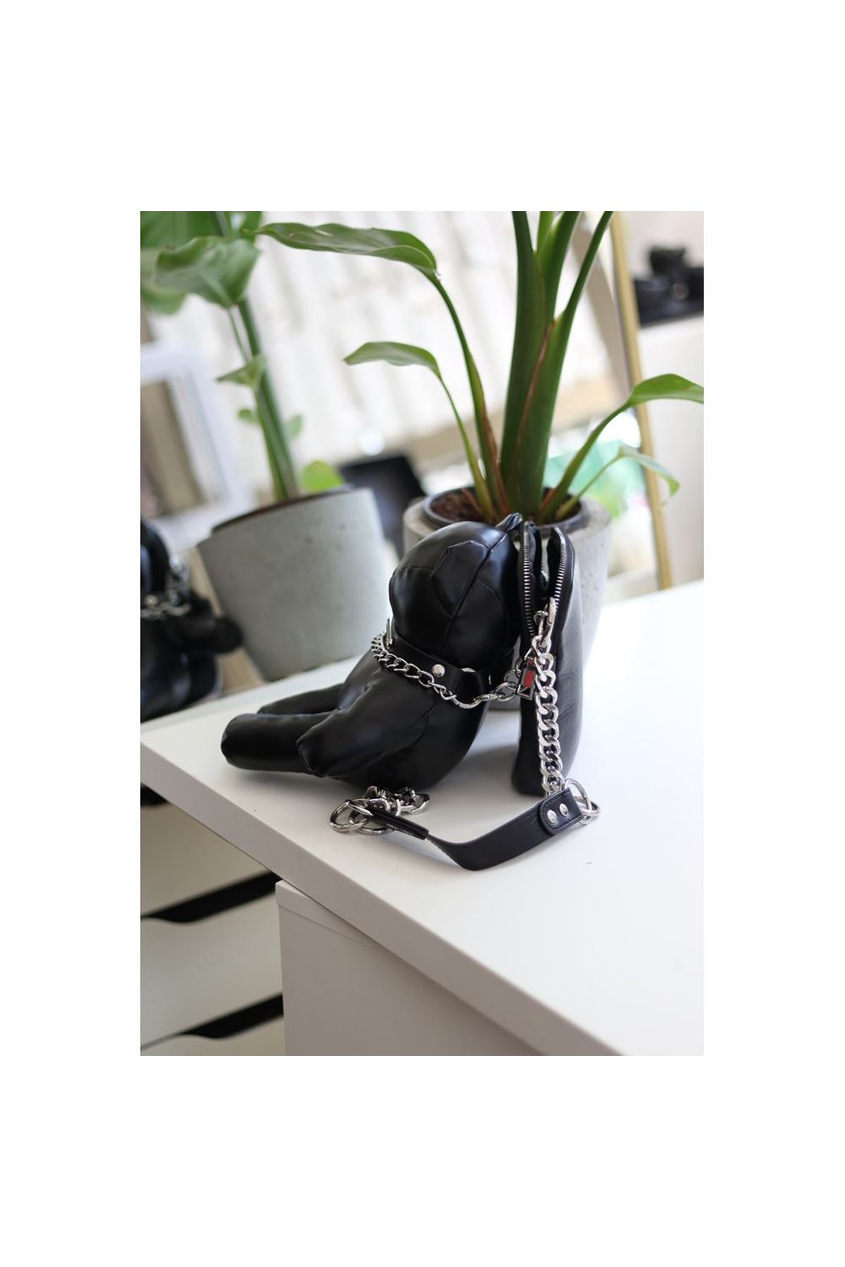 Siyah Ayıcık Maskot Detaylı Kalın Zincir Askılı Telefon Çantası