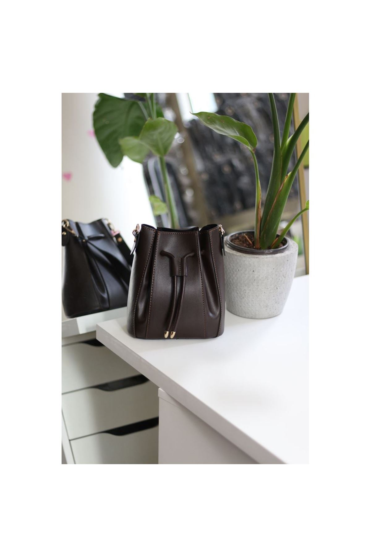 Kadın Acı Kahve Ağzı Büzgü Detaylı Askılı El Omuz Çantası