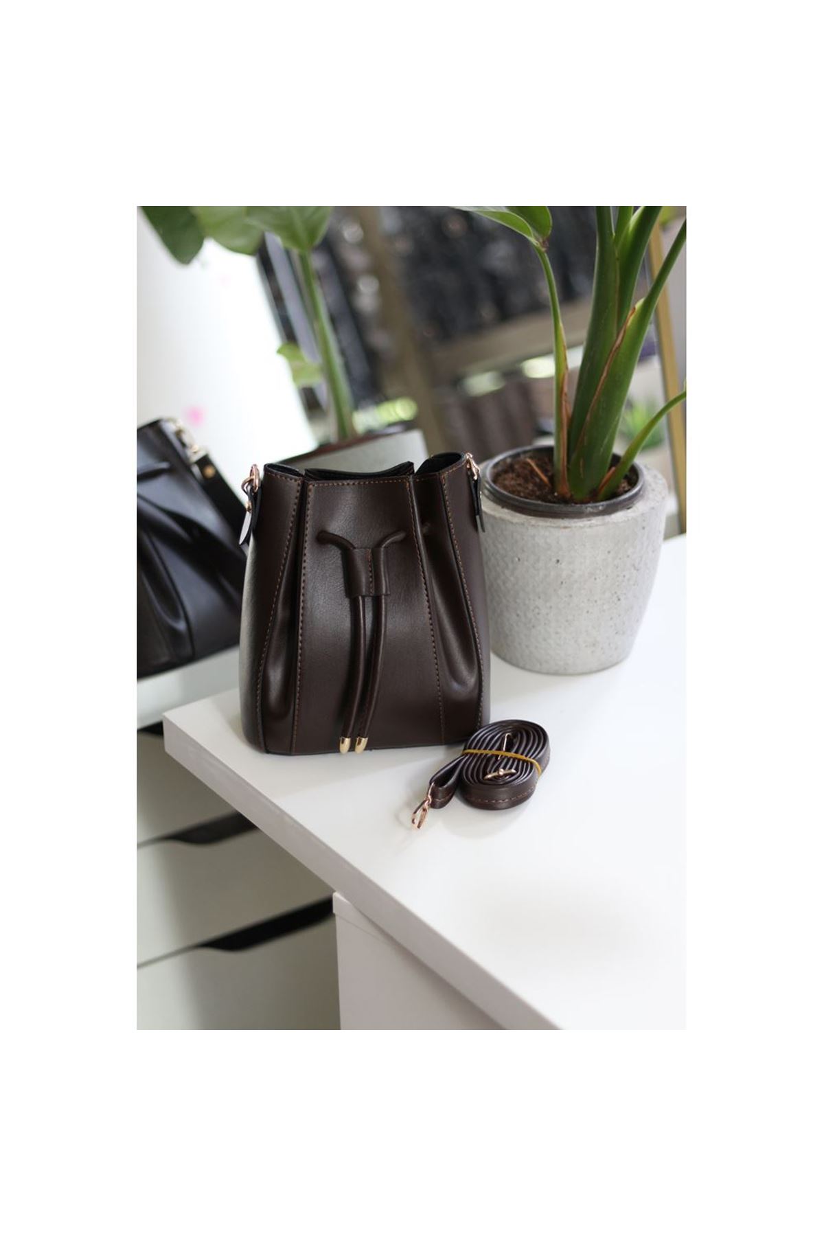 Kadın Acı Kahve Ağzı Büzgü Detaylı Askılı El Omuz Çantası