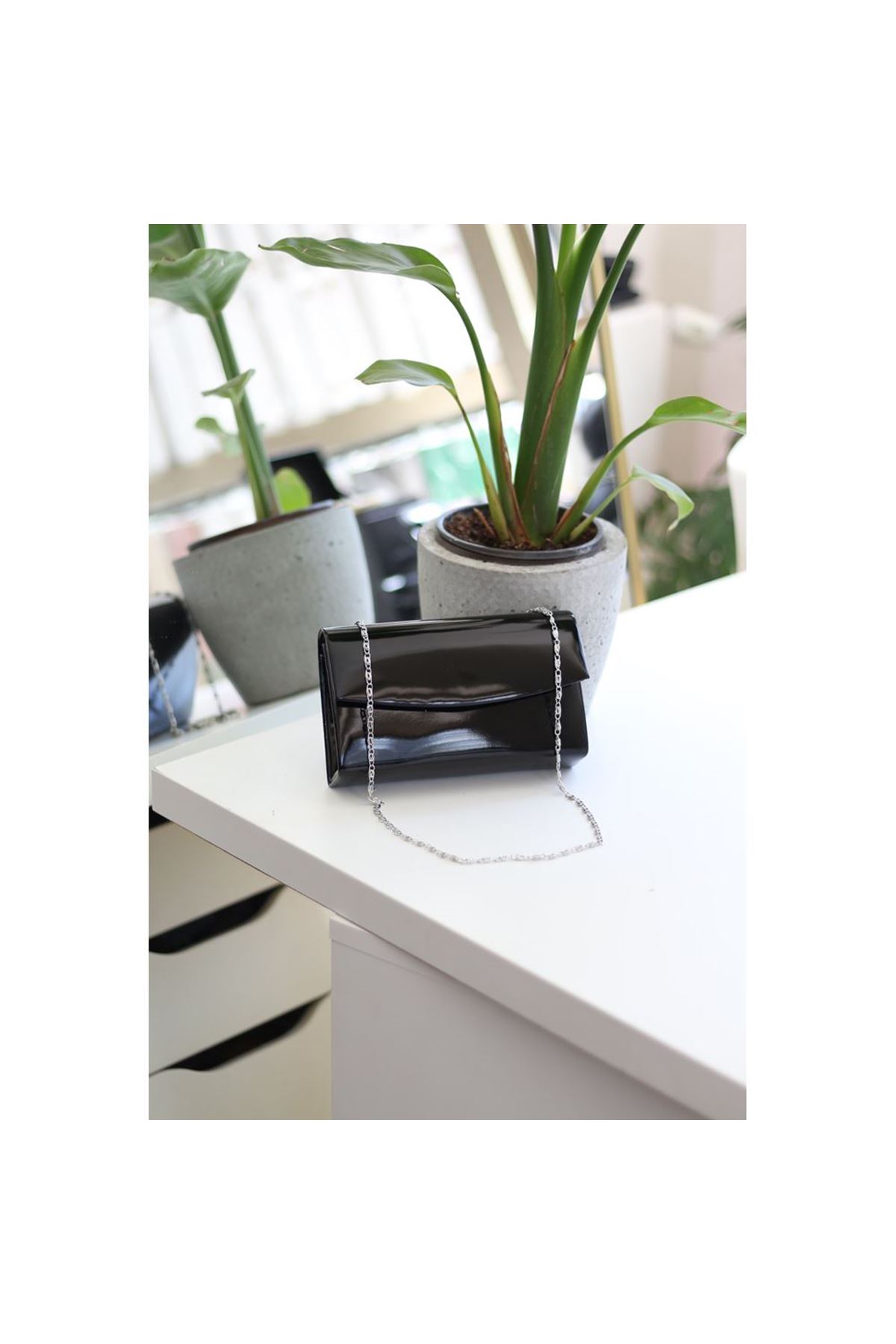 Kadın Rugan Siyah Mini Kutu Omuz Çantası