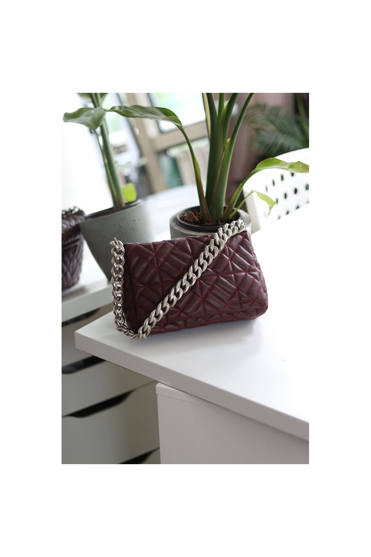 Kadın Bordo Kapitone Desenli Silver Zincir Aksesuar Detaylı Omuz Çantası