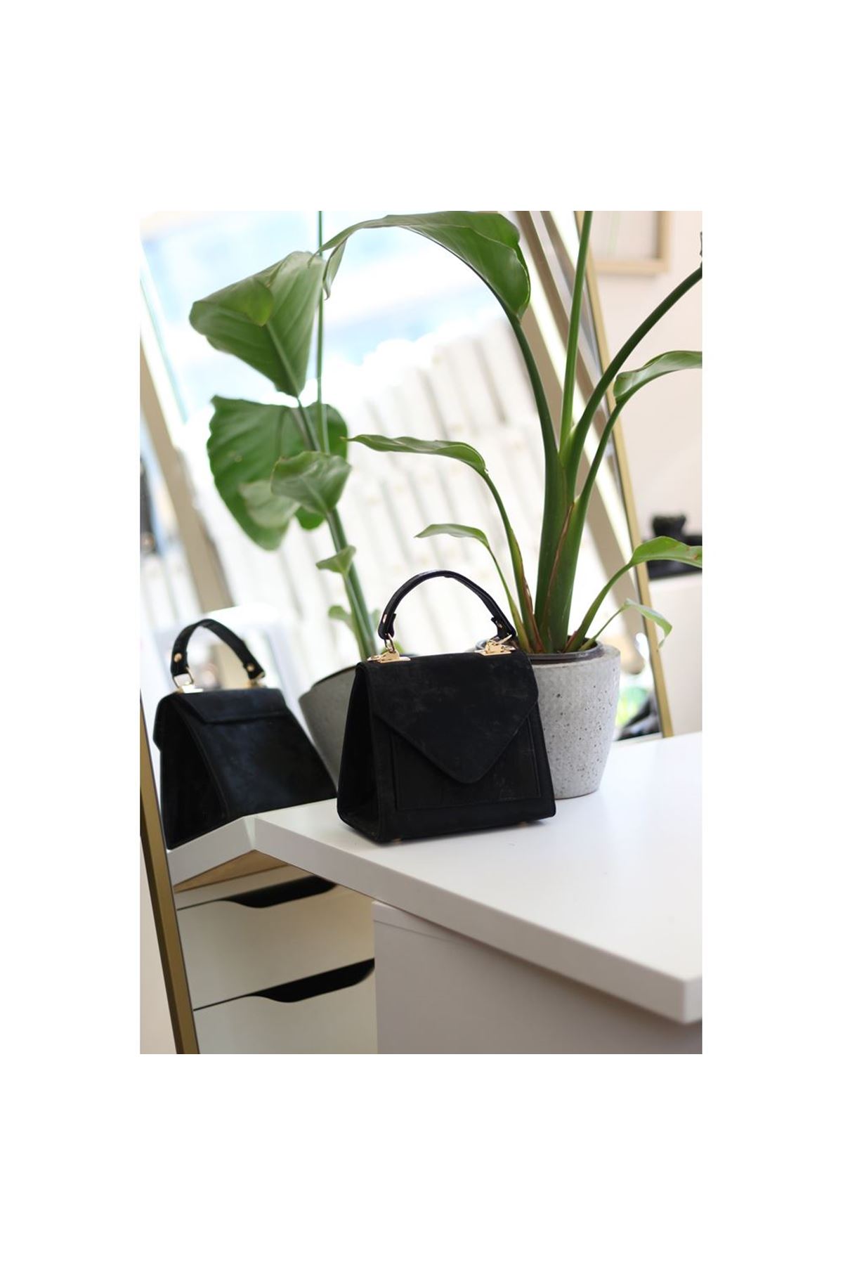 Kadın Siyah Eskitme Doku Kapak Detaylı Askılı Omuz Çantası