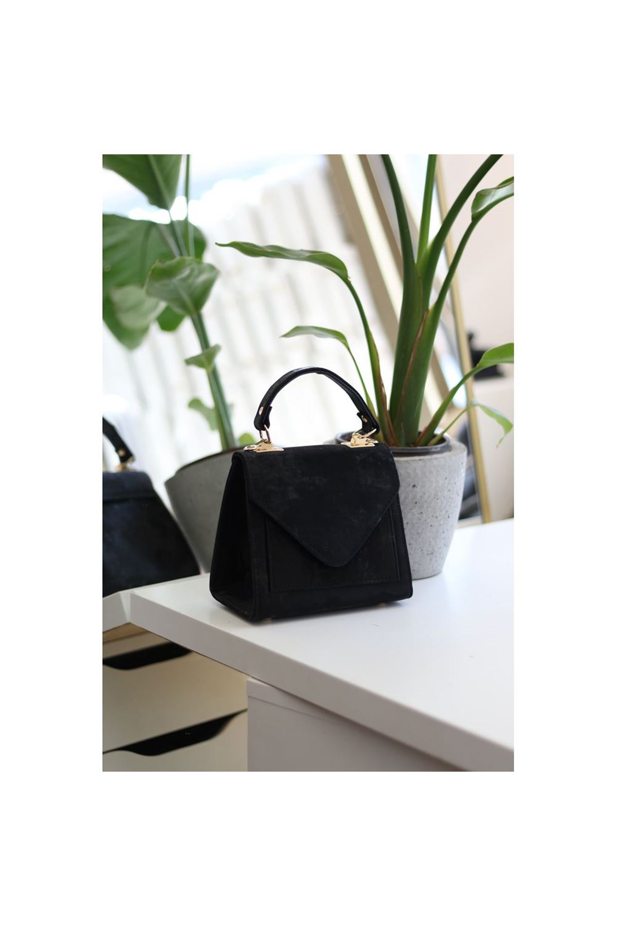 Kadın Siyah Eskitme Doku Kapak Detaylı Askılı Omuz Çantası