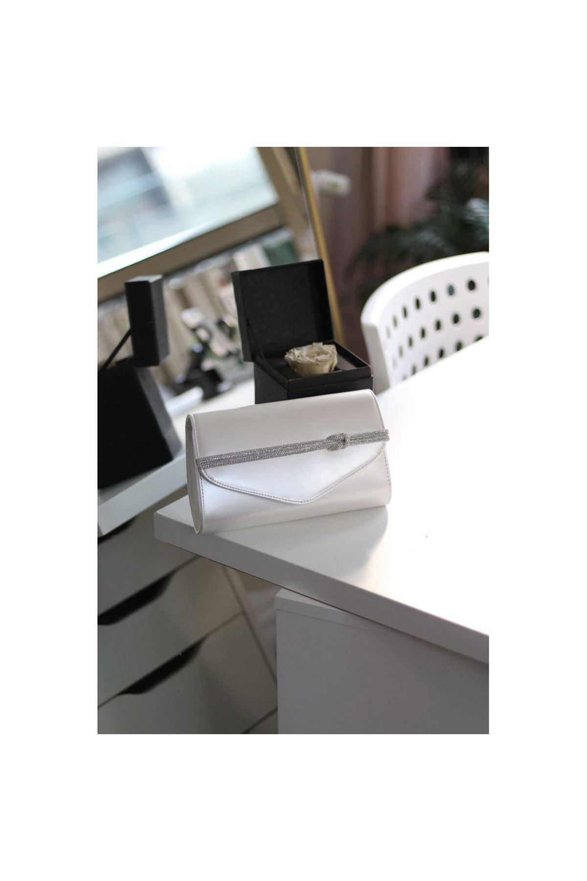 Kadın Beyaz Rugan Taş Şerit Detaylı Abiye el Omuz Çantası