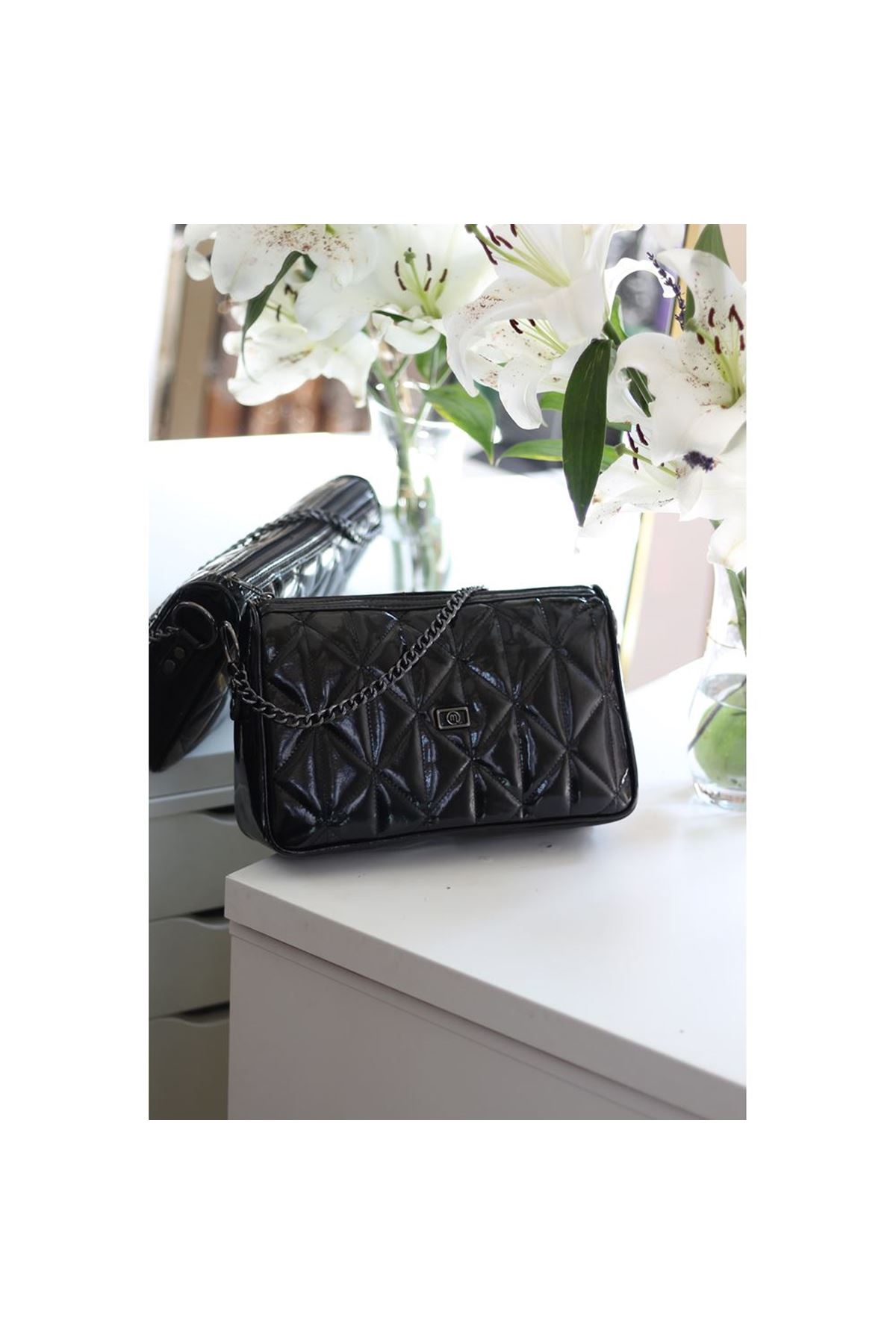 Kadın Siyah Rugan Üçgen ,Desen Zincir Detaylı Omuz Çantası