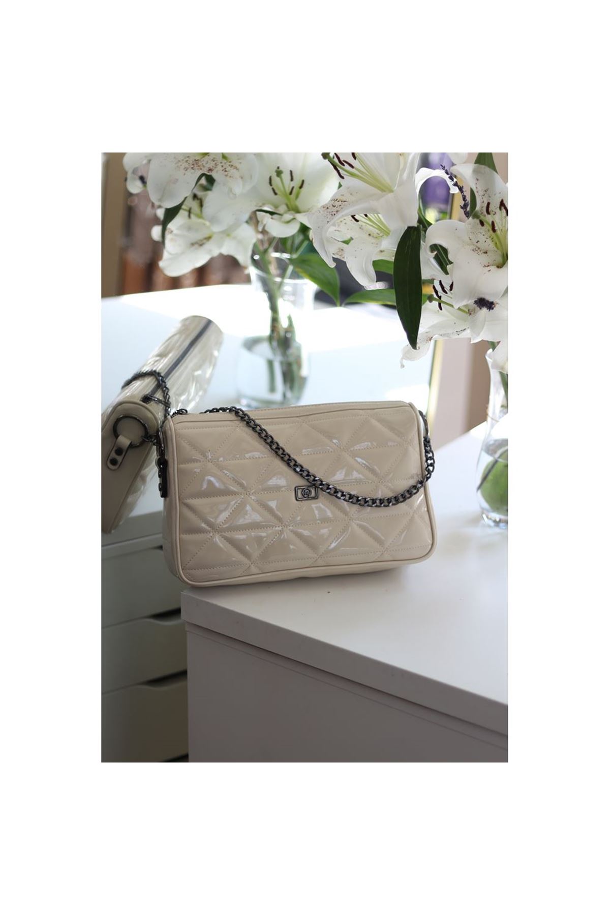 Kadın Krem Rugan Üçgen ,Desen Zincir Detaylı Omuz Çantası