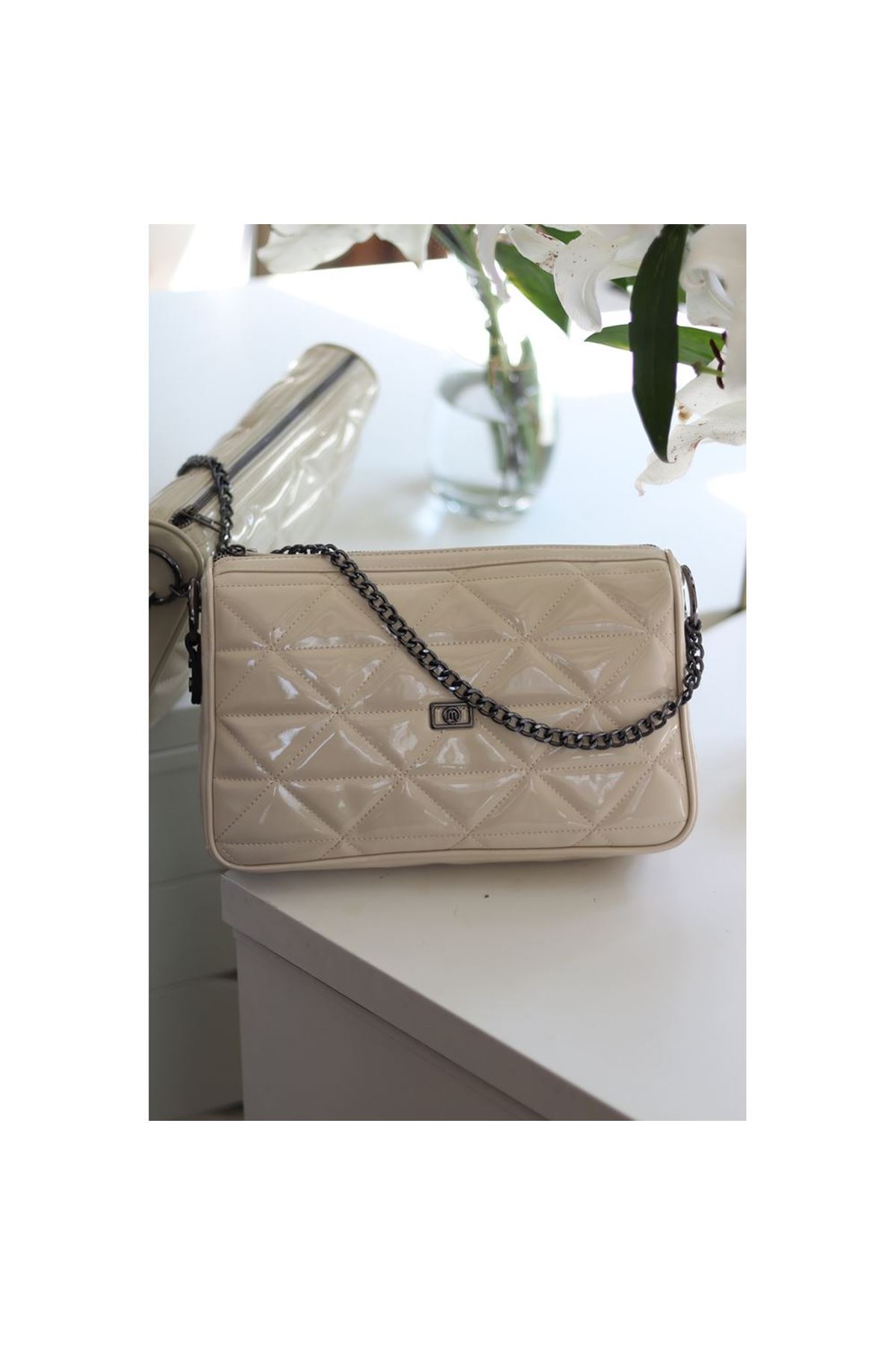 Kadın Krem Rugan Üçgen ,Desen Zincir Detaylı Omuz Çantası