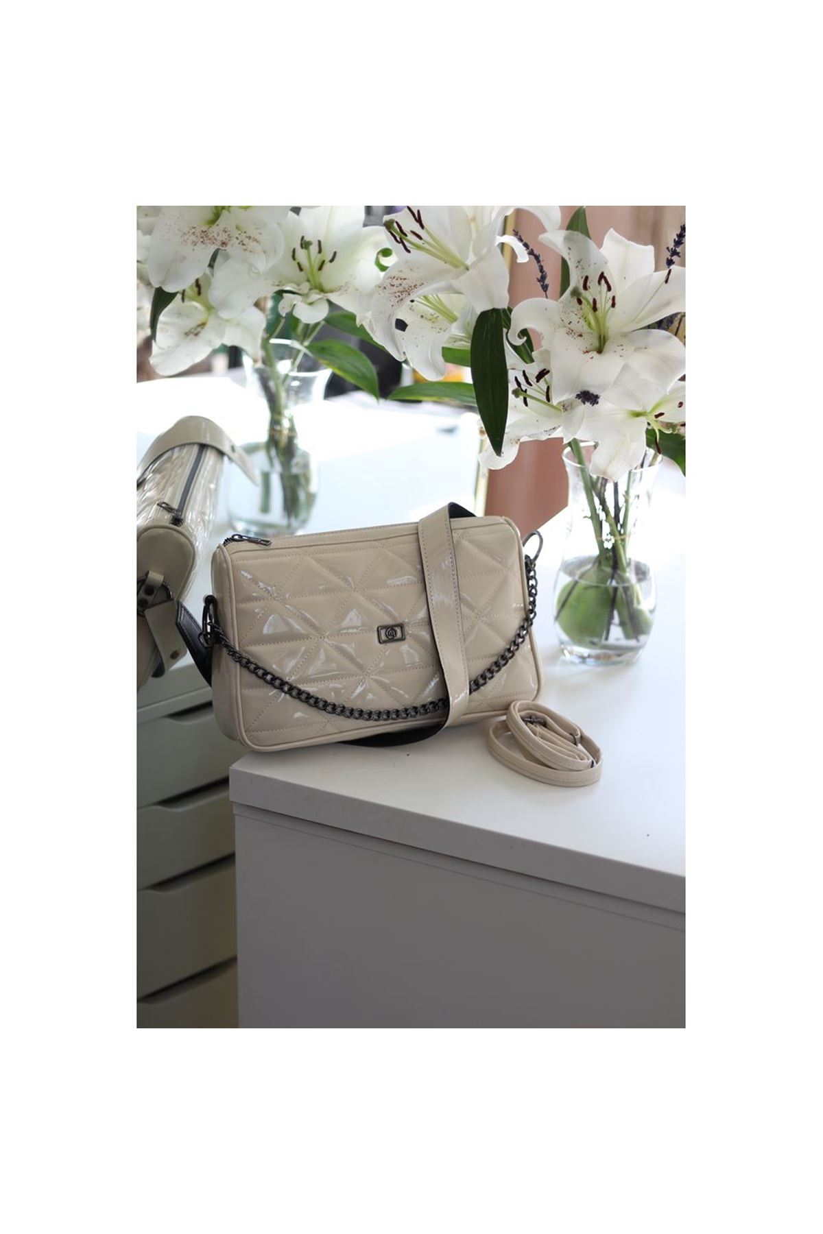 Kadın Krem Rugan Üçgen ,Desen Zincir Detaylı Omuz Çantası