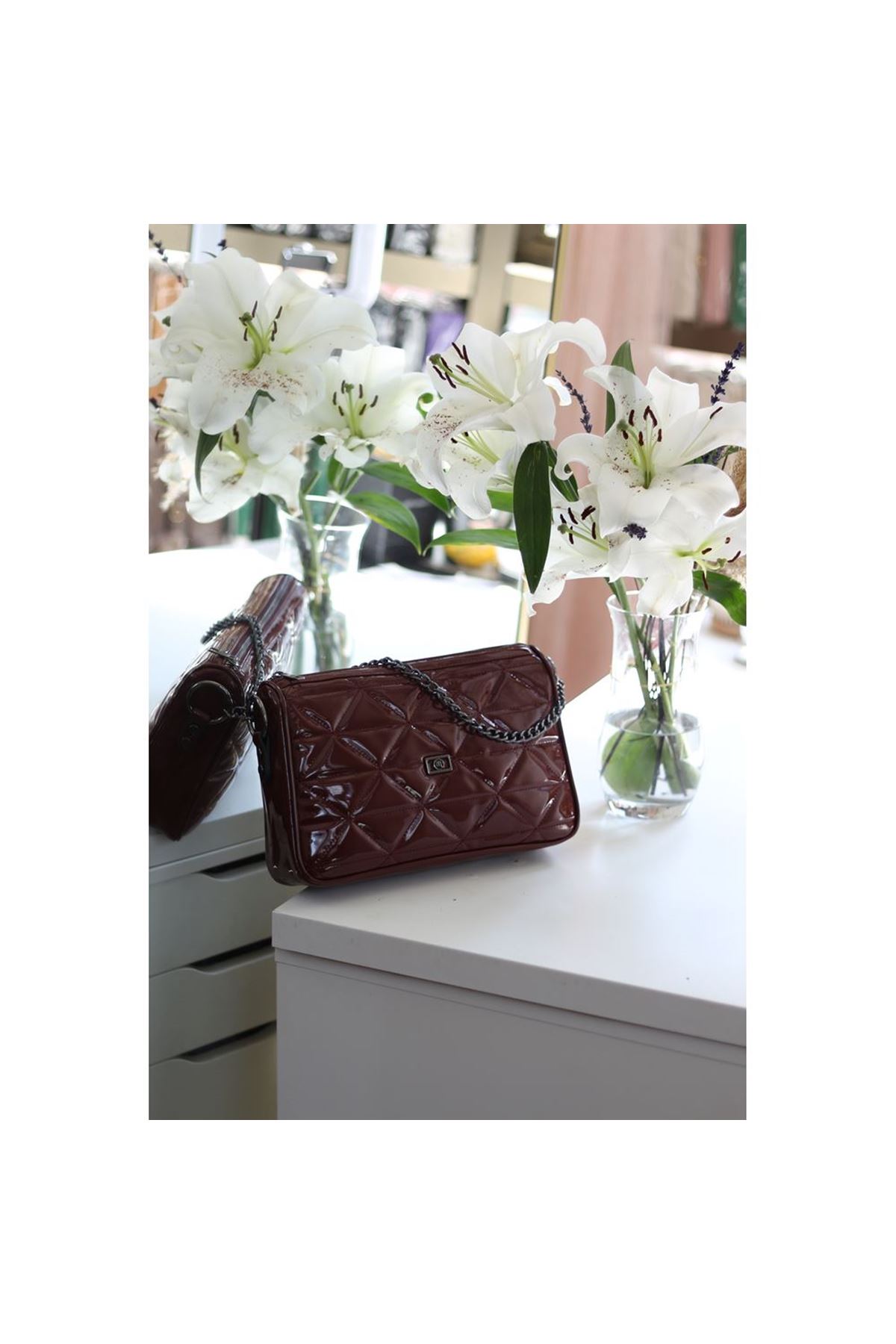 Kadın Bordo Rugan Üçgen Desen Zincir Detaylı Omuz Çantası