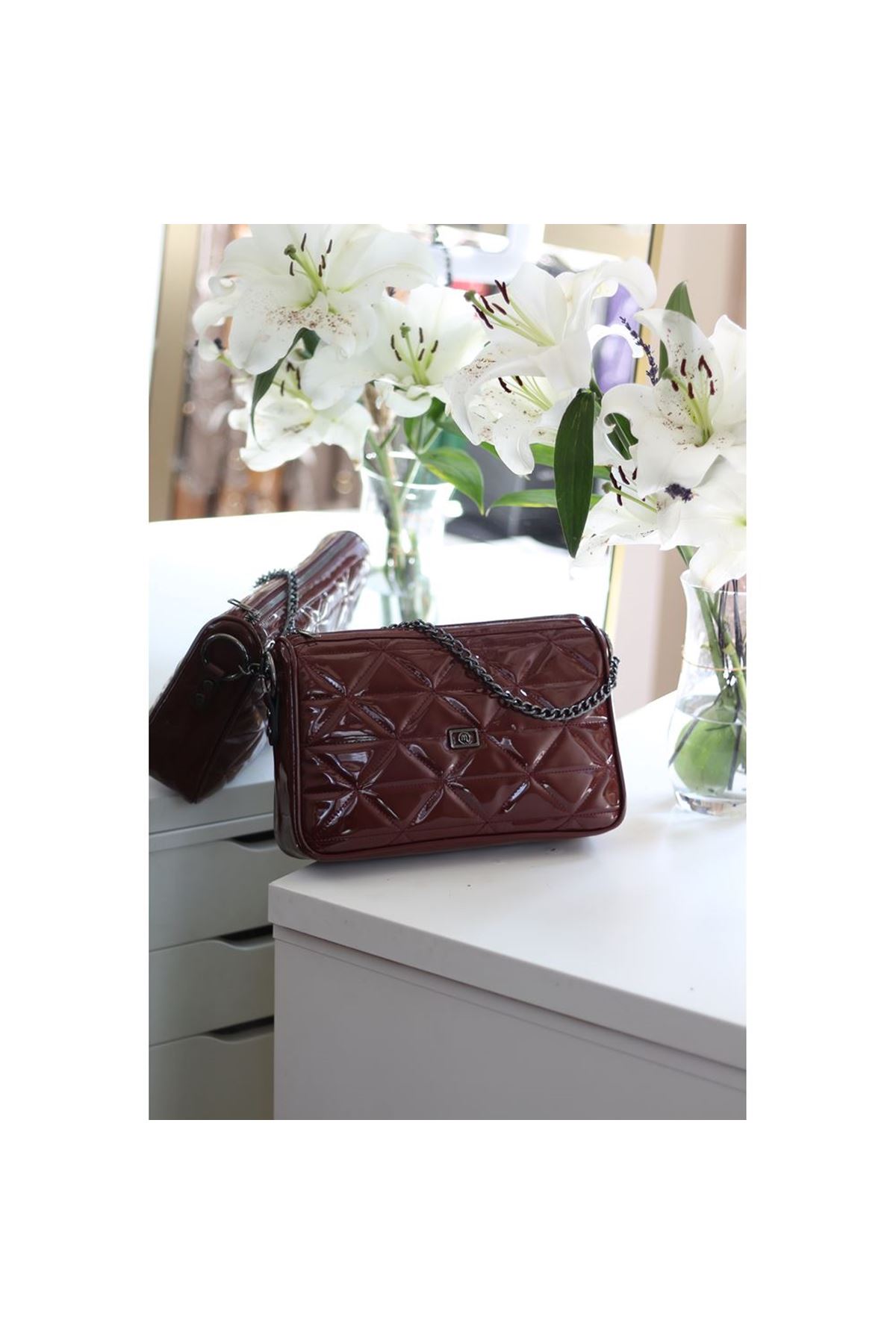 Kadın Bordo Rugan Üçgen Desen Zincir Detaylı Omuz Çantası