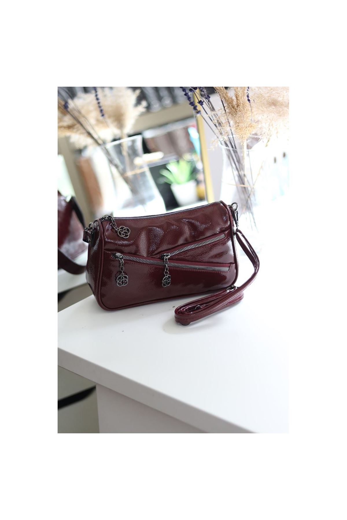 Kadın Bordo Rugan Çapraz Fermuarlı Omuz Çantası