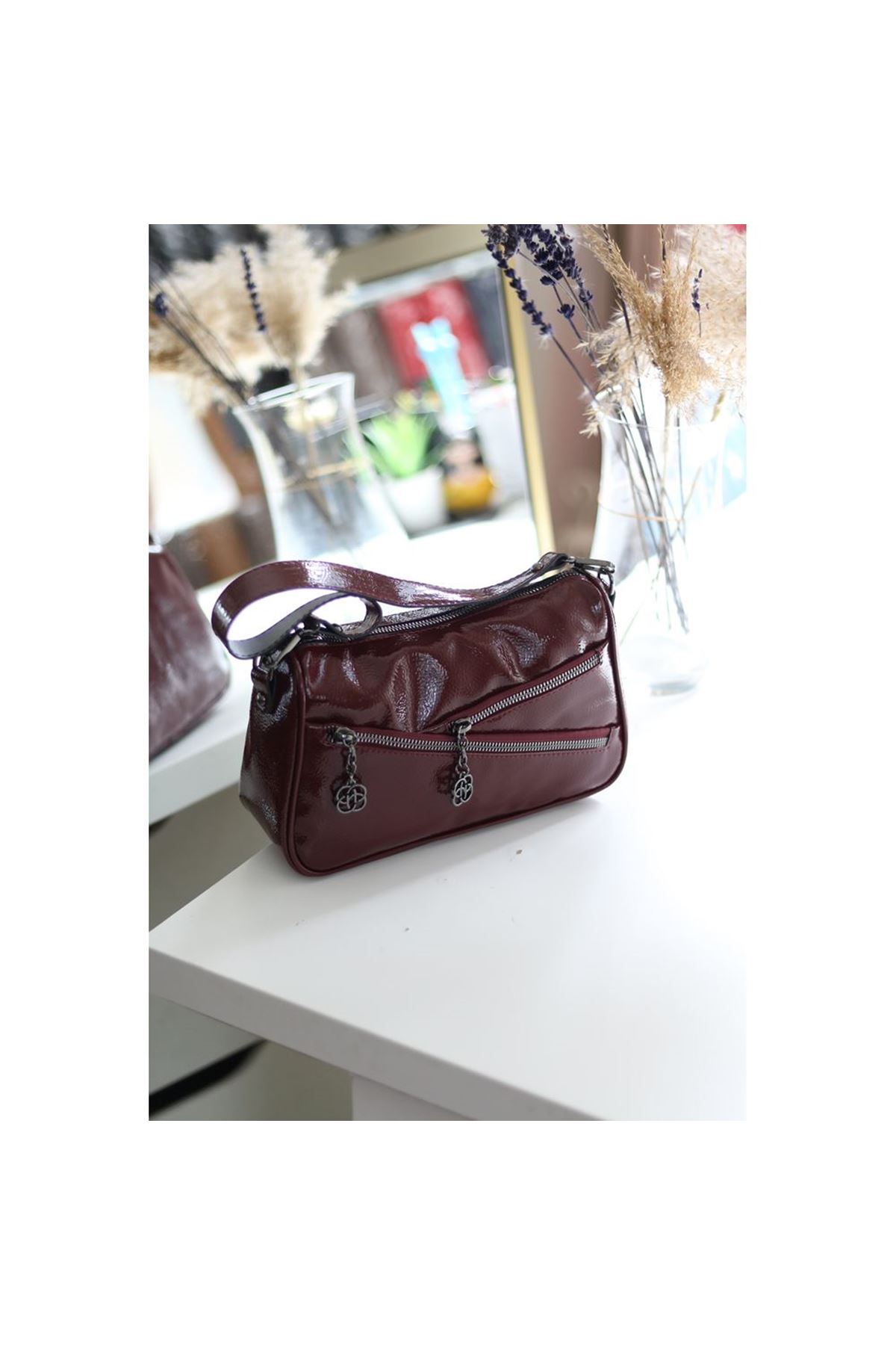 Kadın Bordo Rugan Çapraz Fermuarlı Omuz Çantası