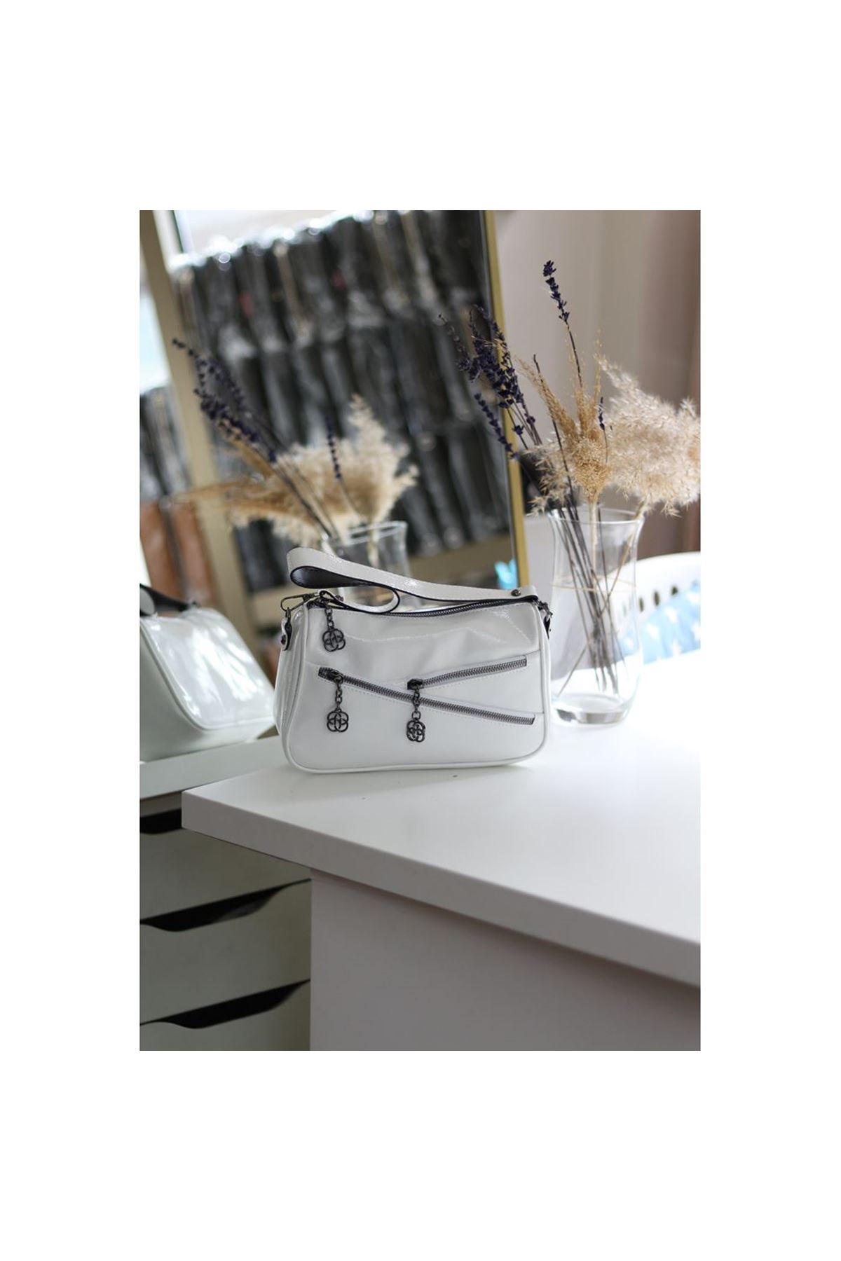 Kadın Beyaz Rugan Çapraz Fermuarlı Omuz Çantası
