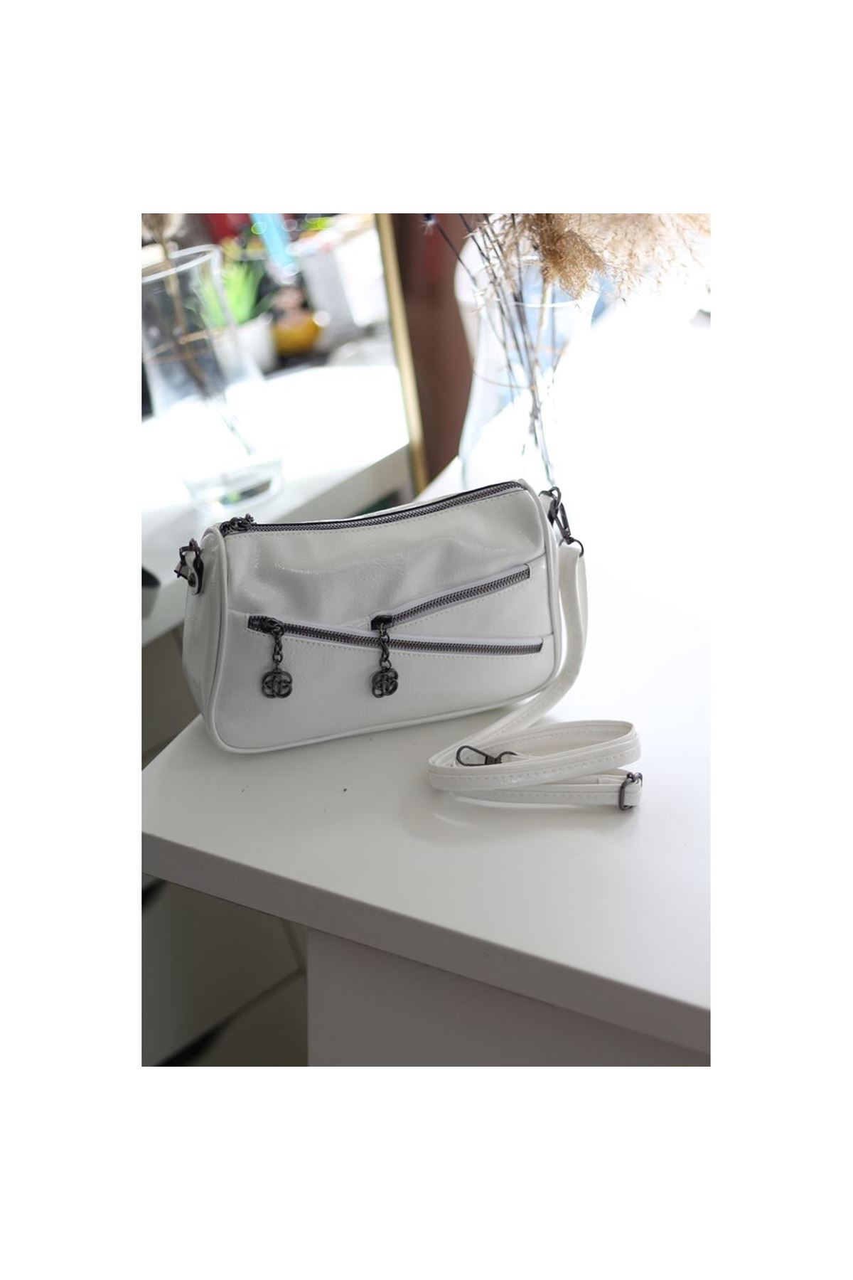 Kadın Beyaz Rugan Çapraz Fermuarlı Omuz Çantası