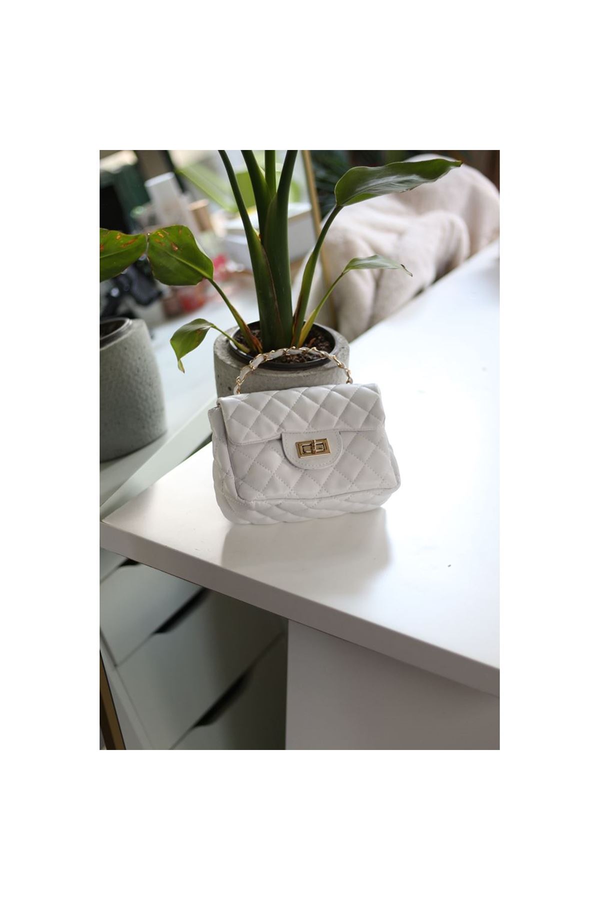 Kadın Beyaz Zincirli Kapitone Çanta