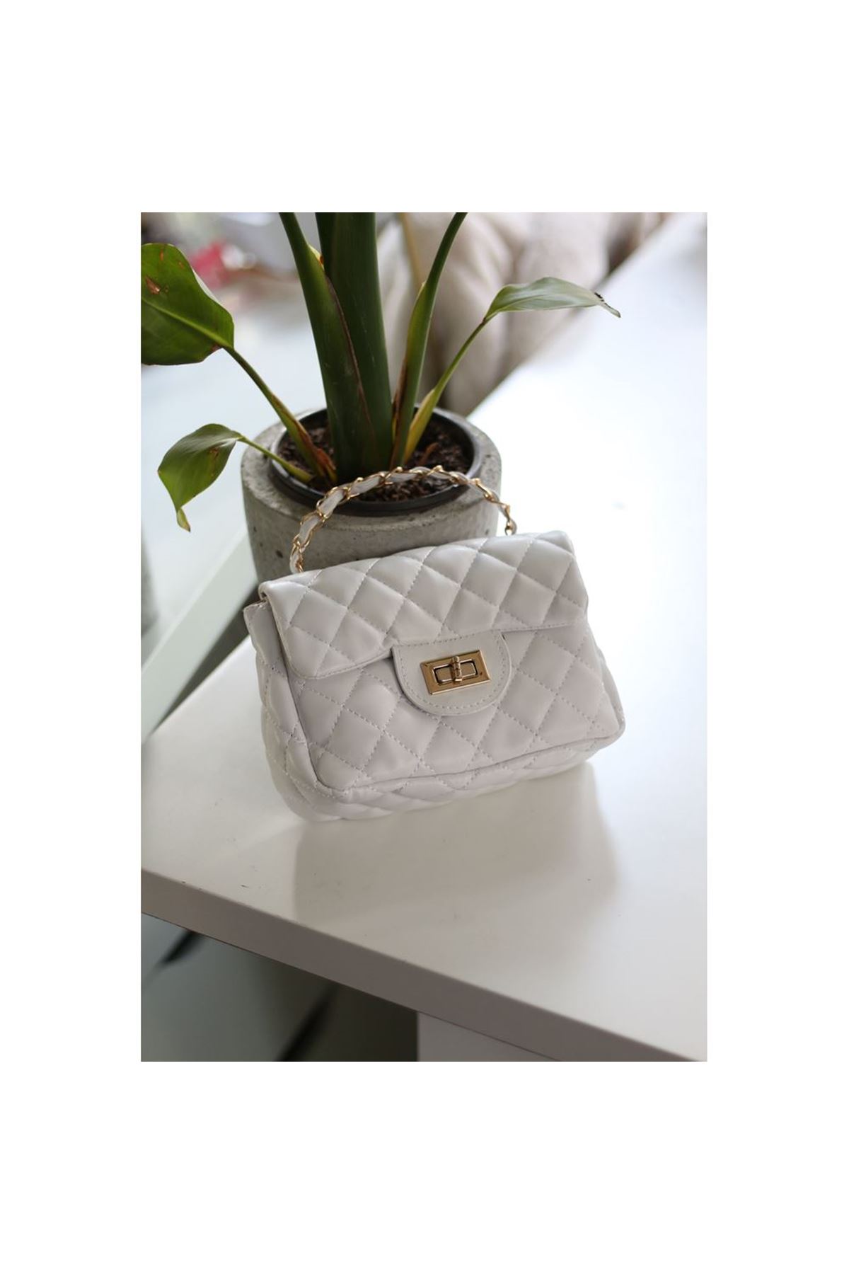 Kadın Beyaz Zincirli Kapitone Çanta