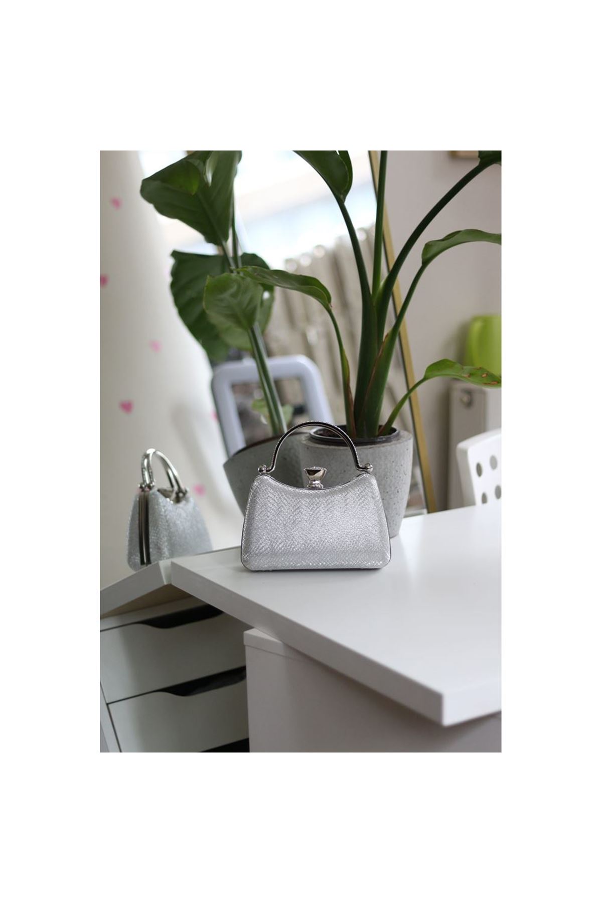 Kadın Silver Simli Taşlı Tutma Kulplu Üçgen Taş Klips Abiye El Çantası