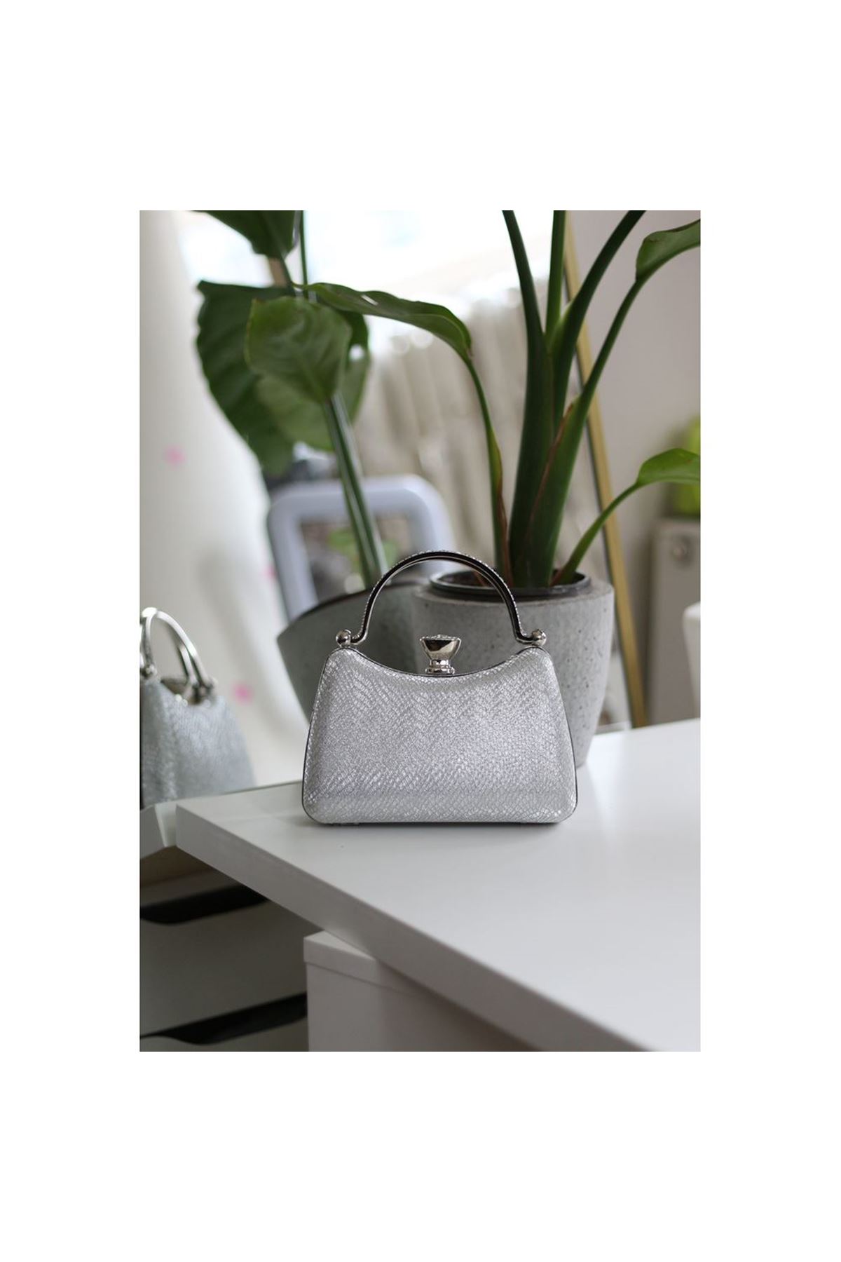 Kadın Silver Simli Taşlı Tutma Kulplu Üçgen Taş Klips Abiye El Çantası