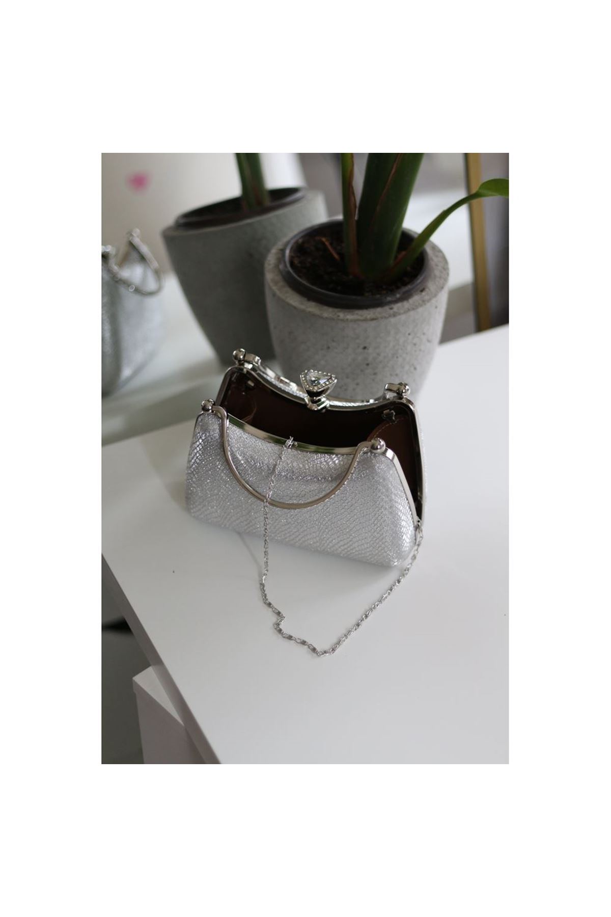Kadın Silver Simli Taşlı Tutma Kulplu Üçgen Taş Klips Abiye El Çantası