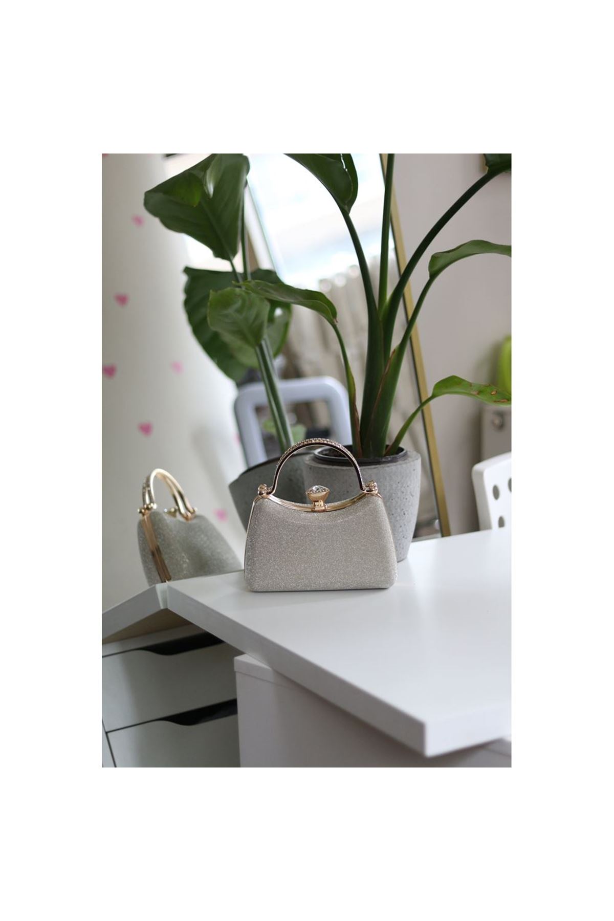 Kadın Gold Simli Taşlı Tutma Kulplu Üçgen Taş Klips Abiye El Çantası