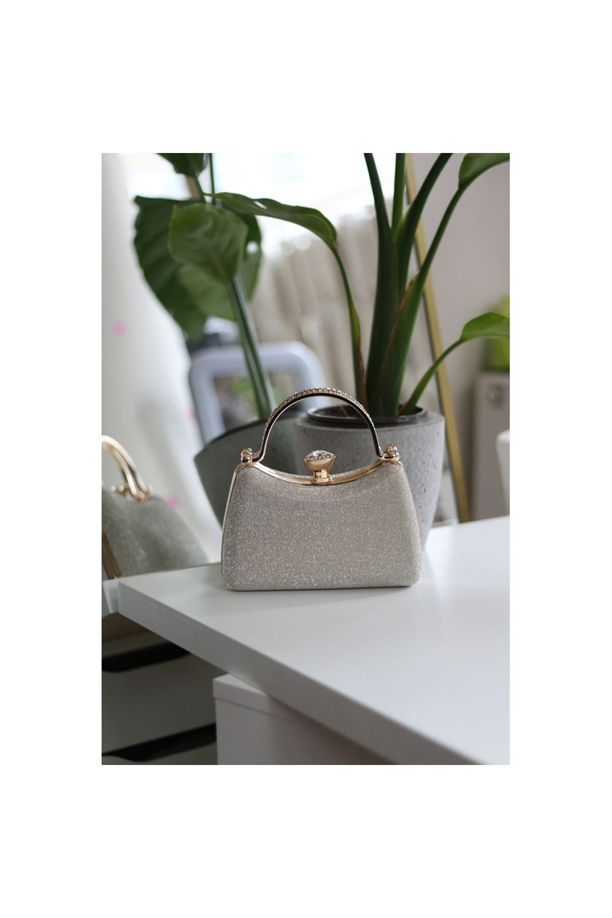 Kadın Gold Simli Taşlı Tutma Kulplu Üçgen Taş Klips Abiye El Çantası