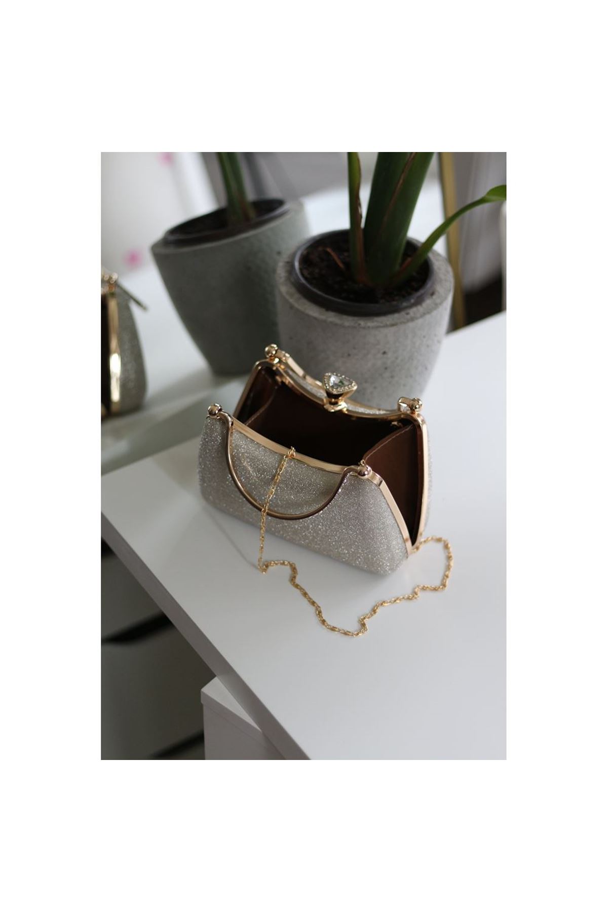 Kadın Gold Simli Taşlı Tutma Kulplu Üçgen Taş Klips Abiye El Çantası