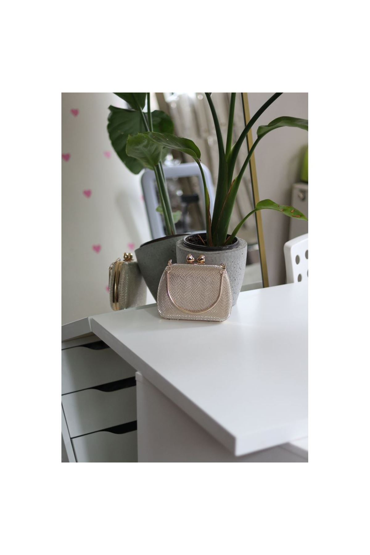 Kadın Gold Desenli Metal Tutma Kulplu Kalp Klips Abiye El Çantası