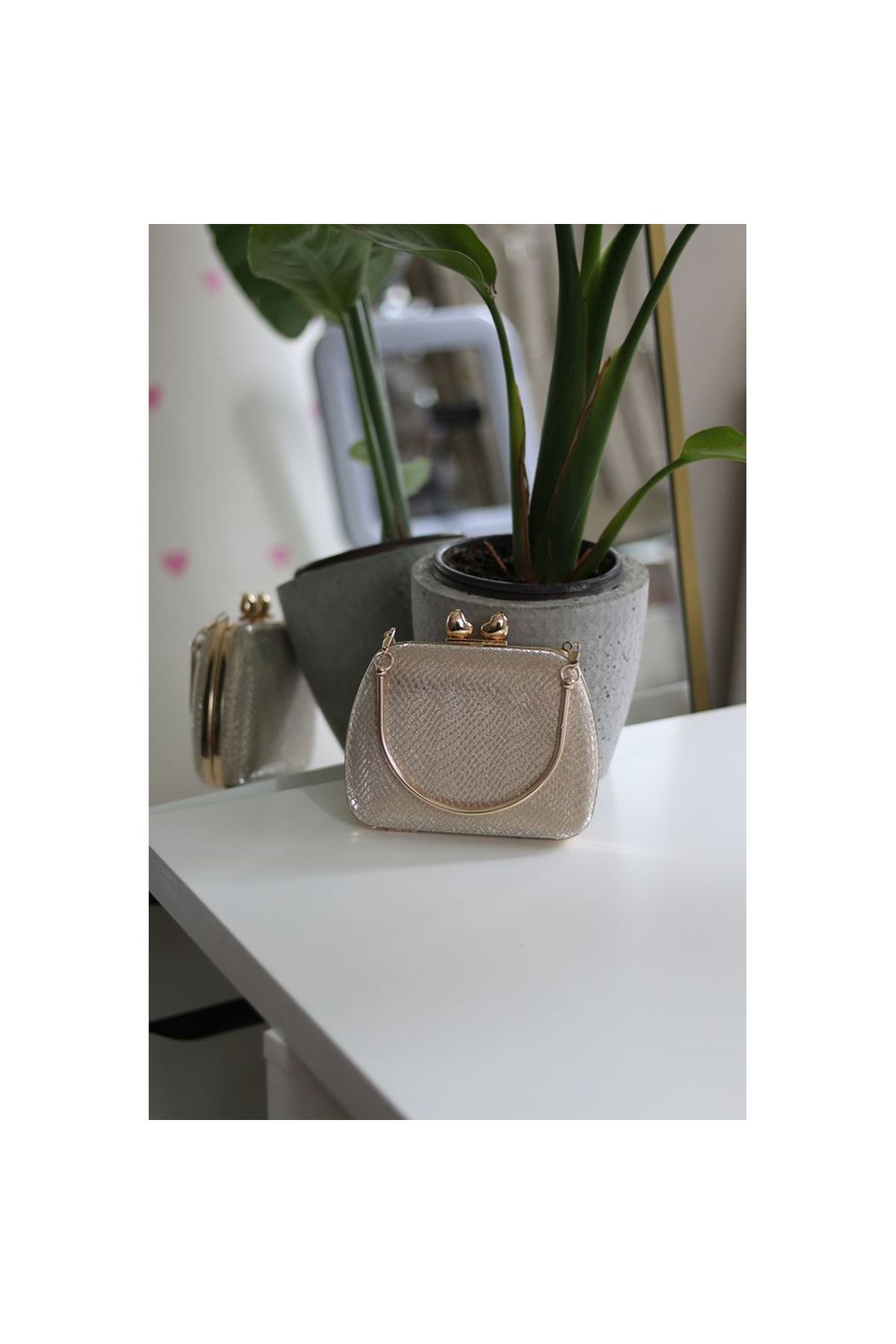Kadın Gold Desenli Metal Tutma Kulplu Kalp Klips Abiye El Çantası