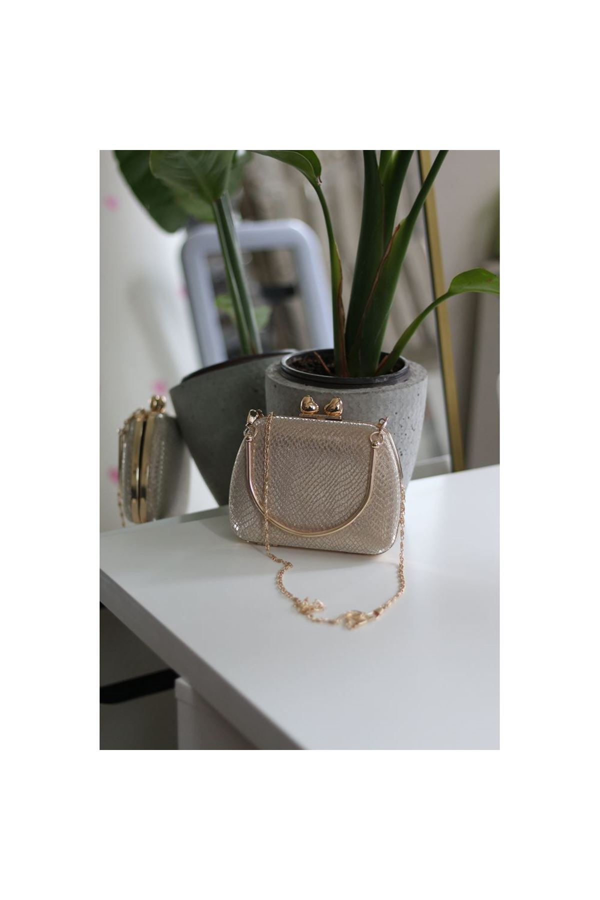 Kadın Gold Desenli Metal Tutma Kulplu Kalp Klips Abiye El Çantası