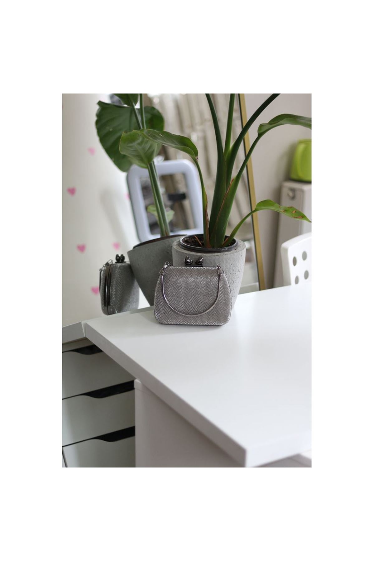 Kadın Platin Desenli Metal Tutma Kulplu Kalp Klips Abiye El Çantası