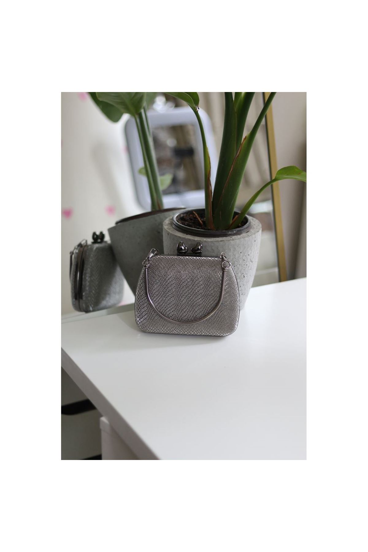 Kadın Platin Desenli Metal Tutma Kulplu Kalp Klips Abiye El Çantası