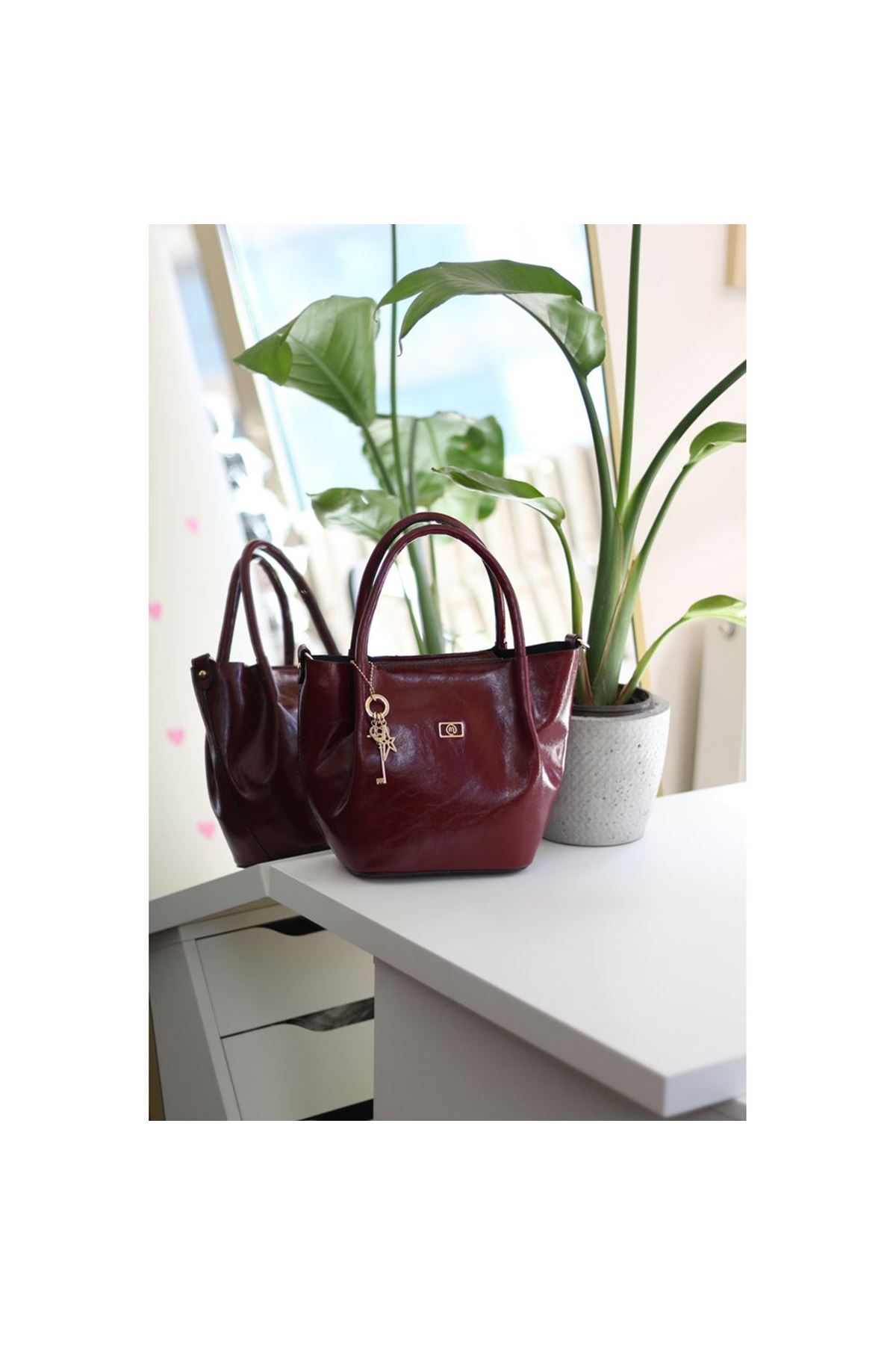 Bordo Parlak Deri Gold Aksesuar Maskotlu Omuz Çantası