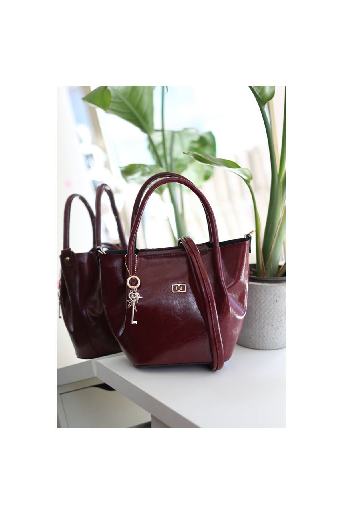Bordo Parlak Deri Gold Aksesuar Maskotlu Omuz Çantası