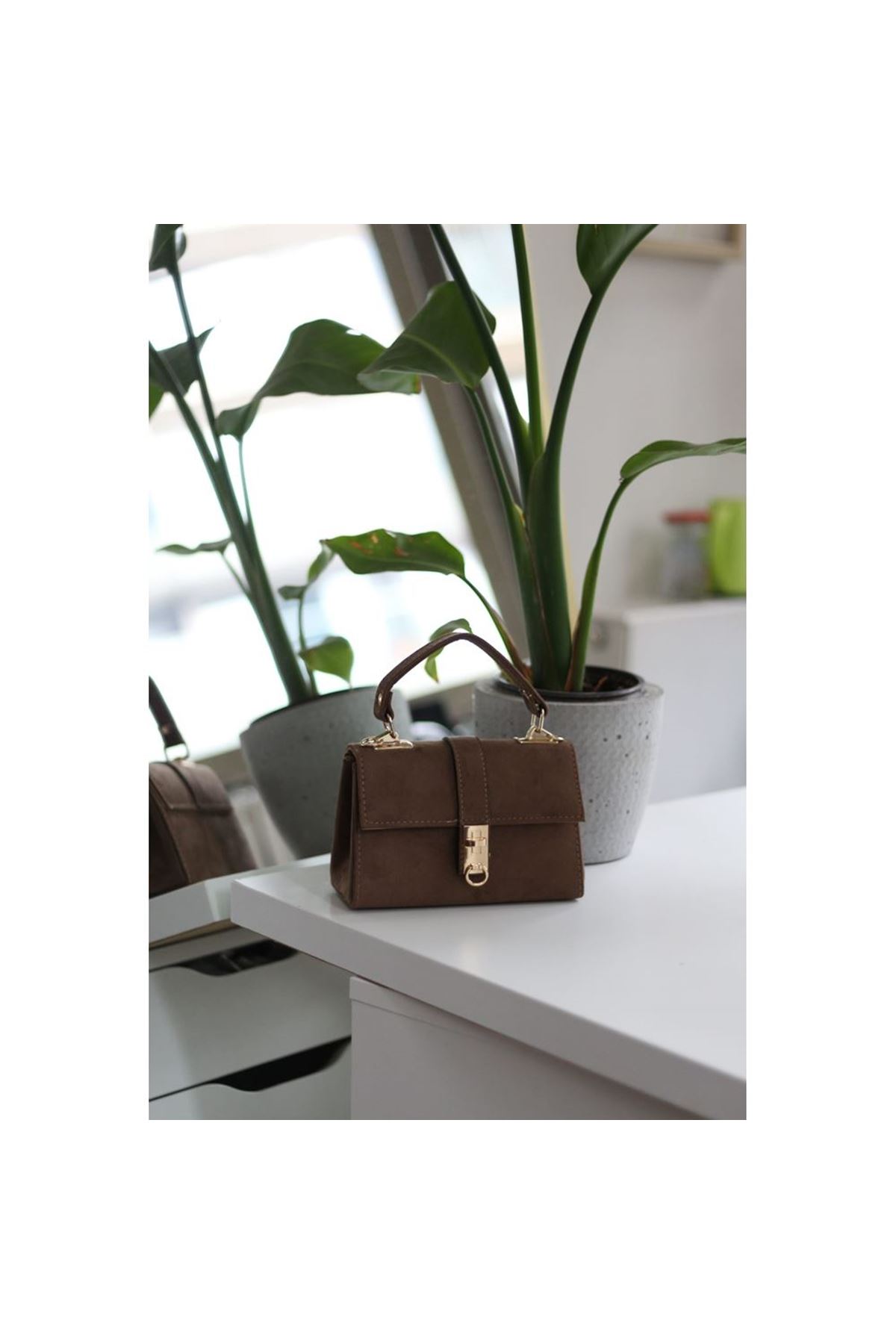 Kadın Koyu Kahve Süet Toka Detaylı Zincirli El Omuz Çantası