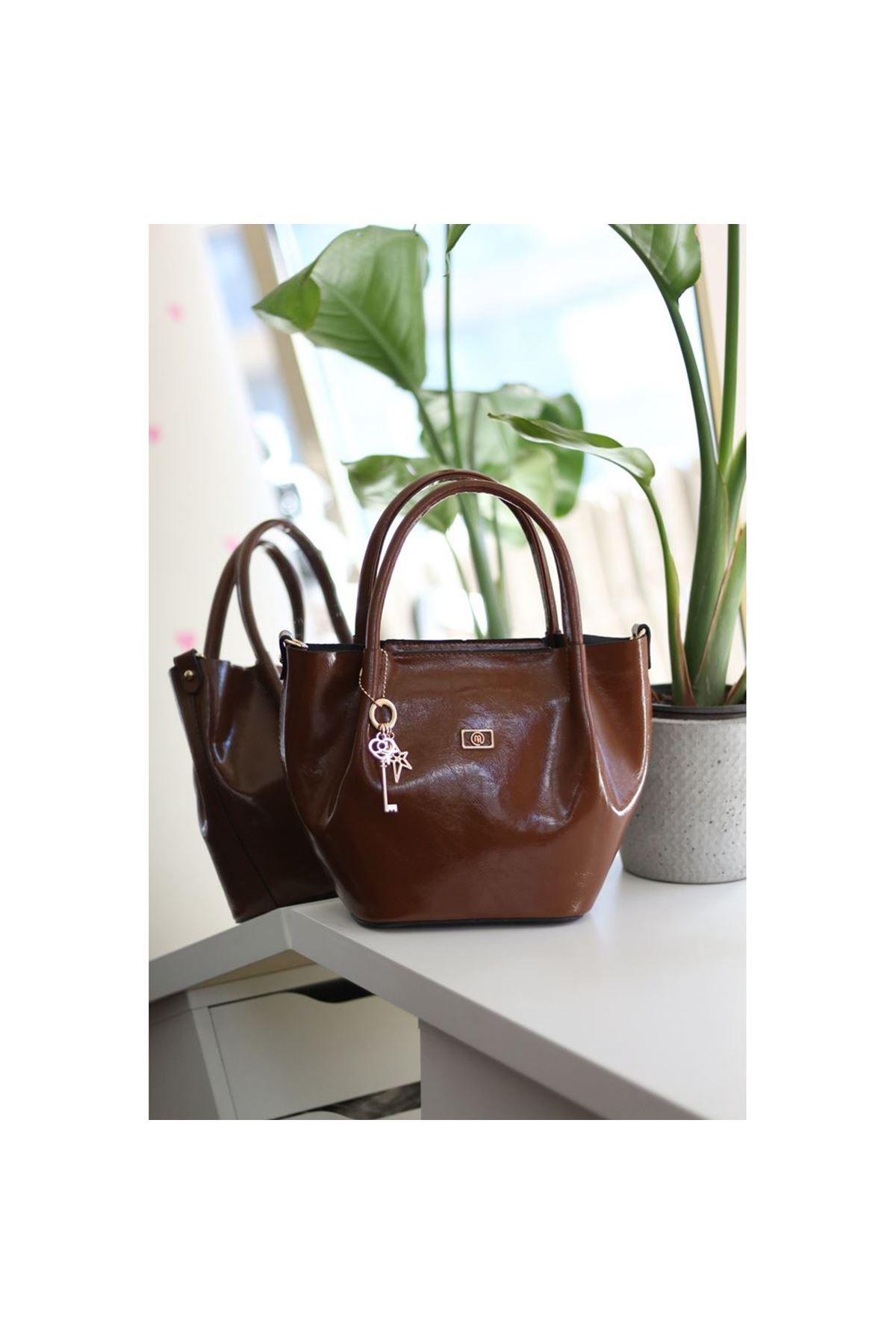 Taba Parlak Deri Gold Aksesuar Maskotlu Omuz Çantası