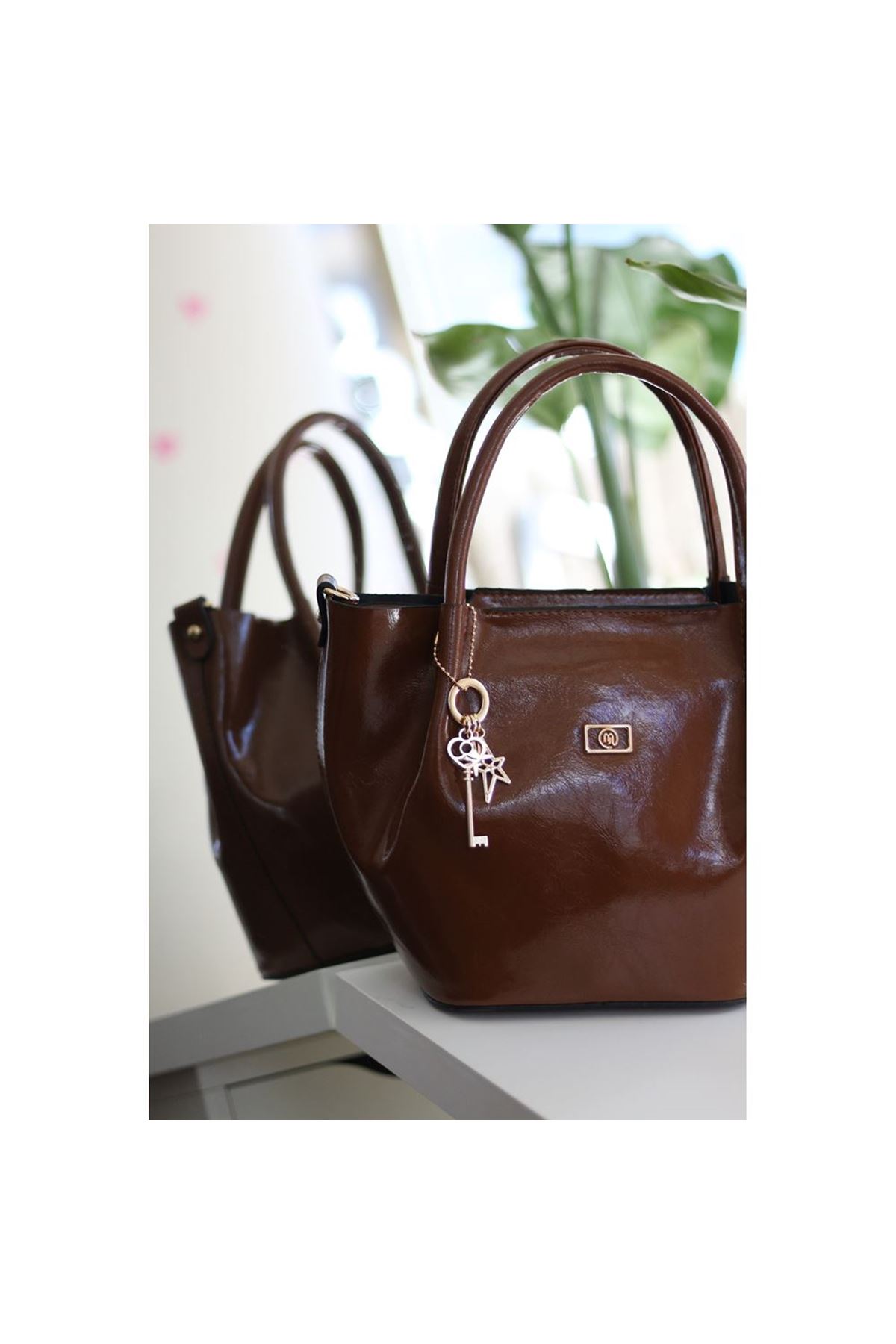 Taba Parlak Deri Gold Aksesuar Maskotlu Omuz Çantası