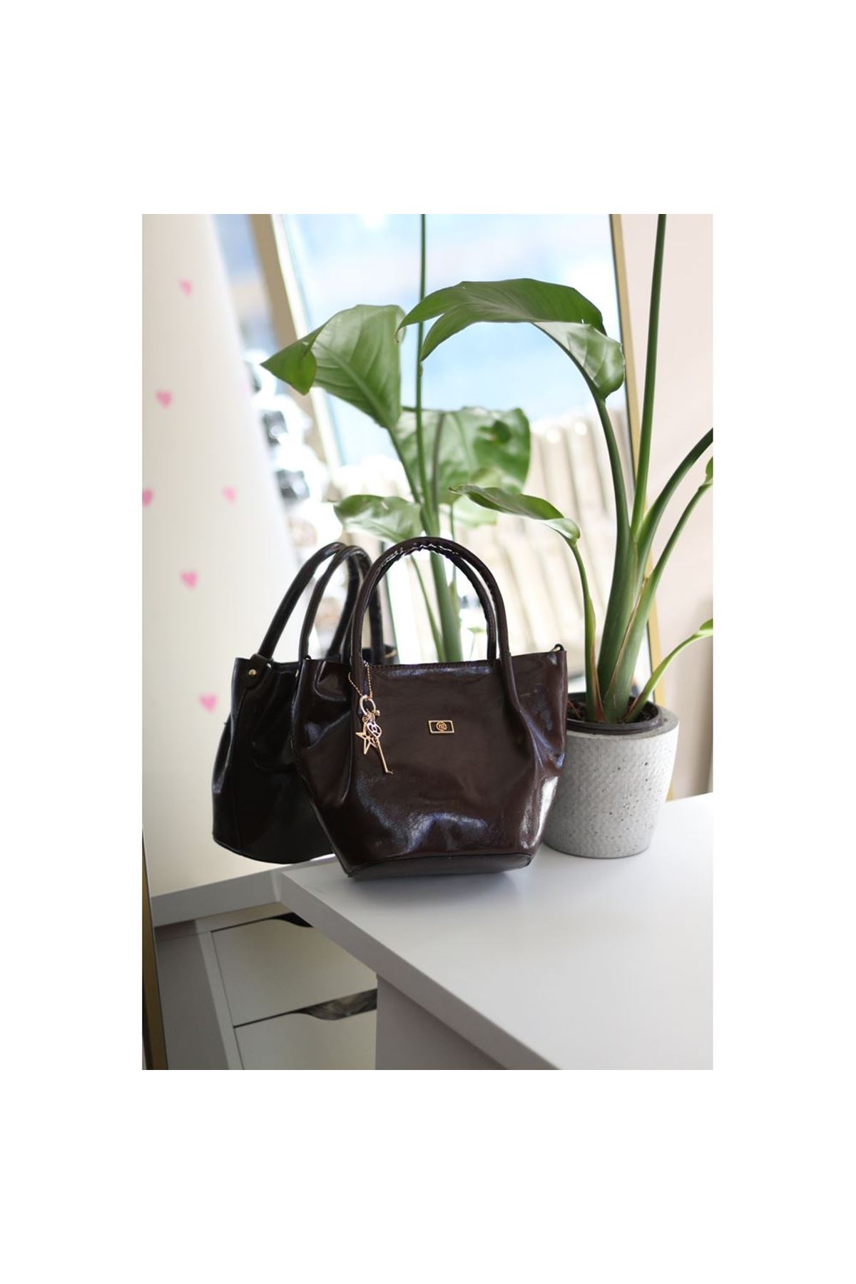 Acı Kahve Parlak Deri Gold Aksesuar Maskotlu Omuz Çantası