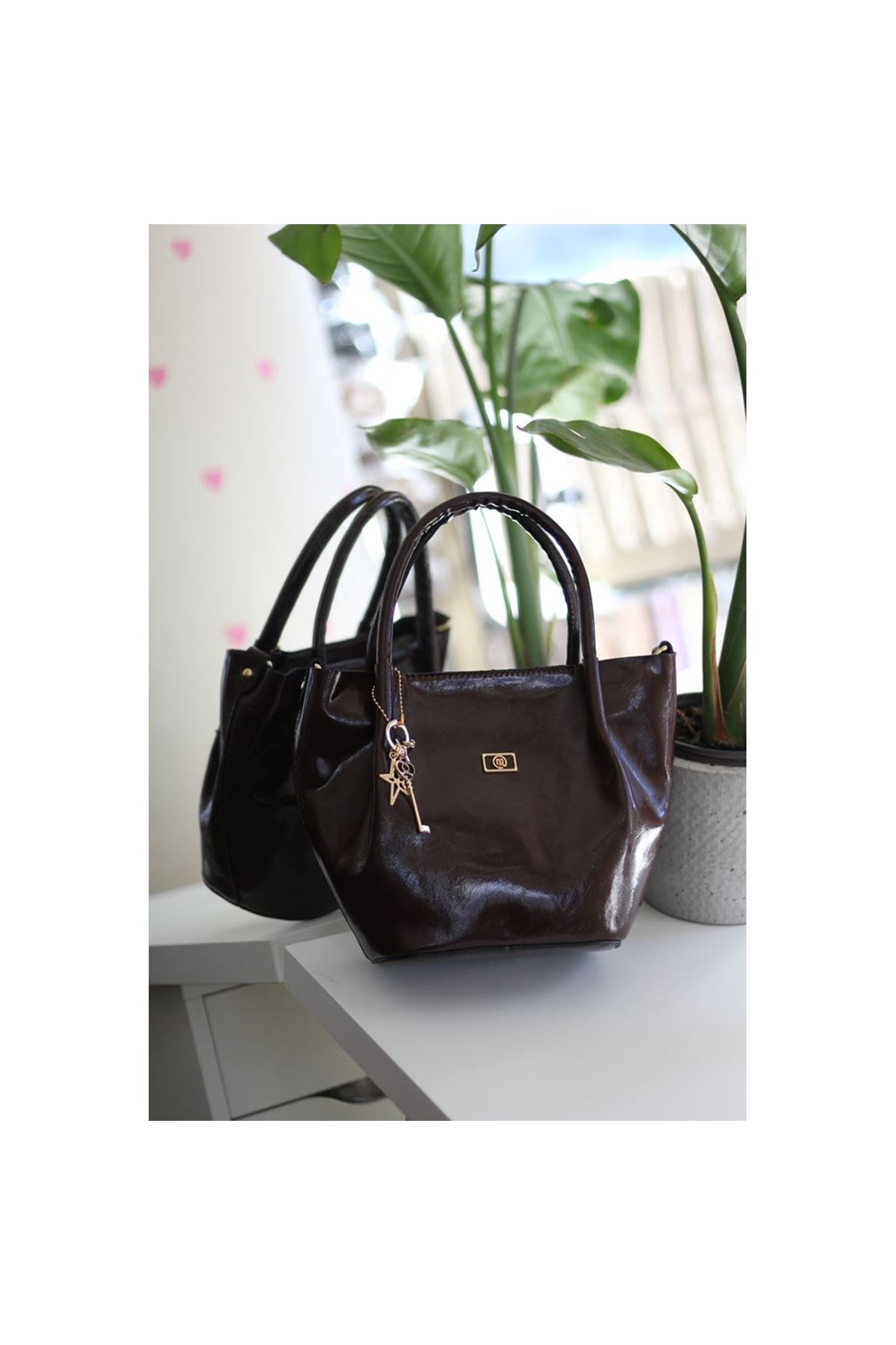 Acı Kahve Parlak Deri Gold Aksesuar Maskotlu Omuz Çantası