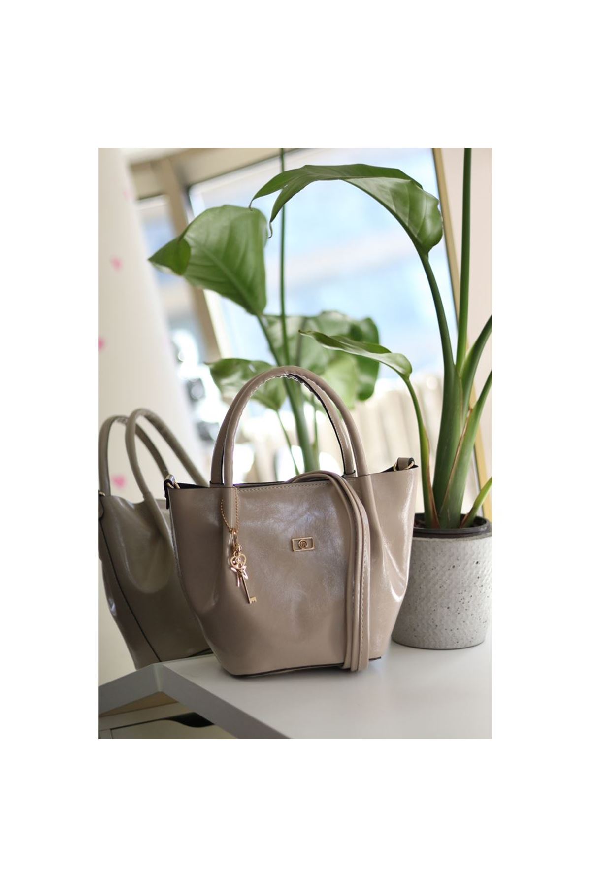 Vizon Parlak Deri Gold Aksesuar Maskotlu Omuz Çantası