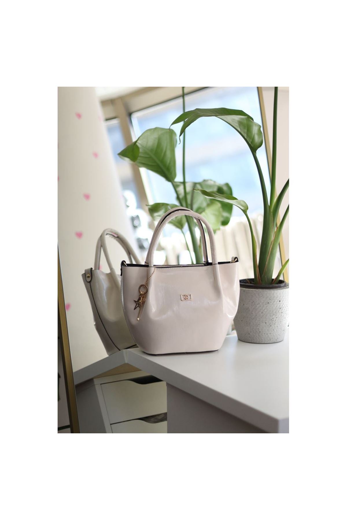 Krem Parlak Deri Gold Aksesuar Maskotlu Omuz Çantası